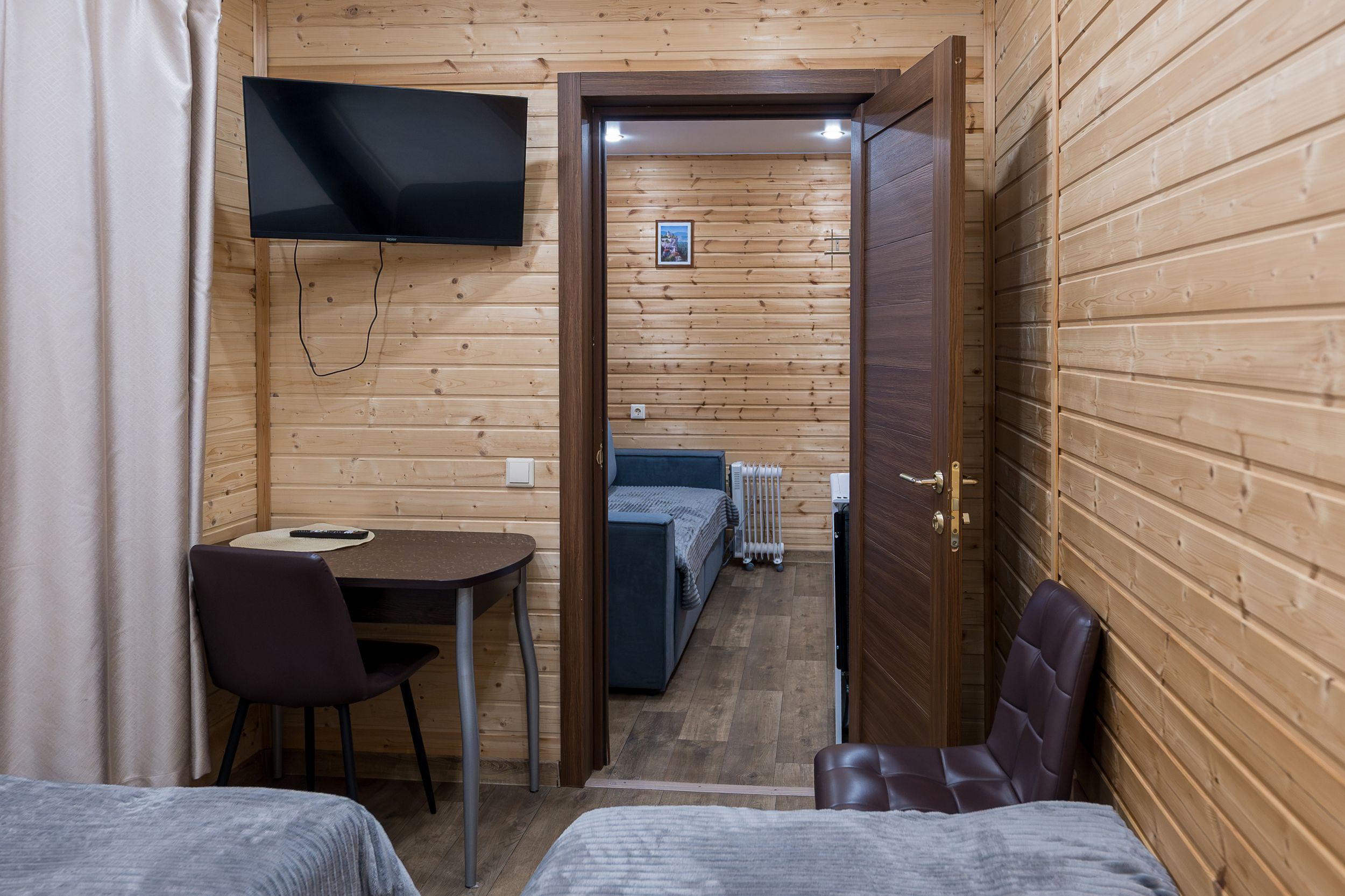 Стандартный номер с 2 односпальными кроватями и диваном