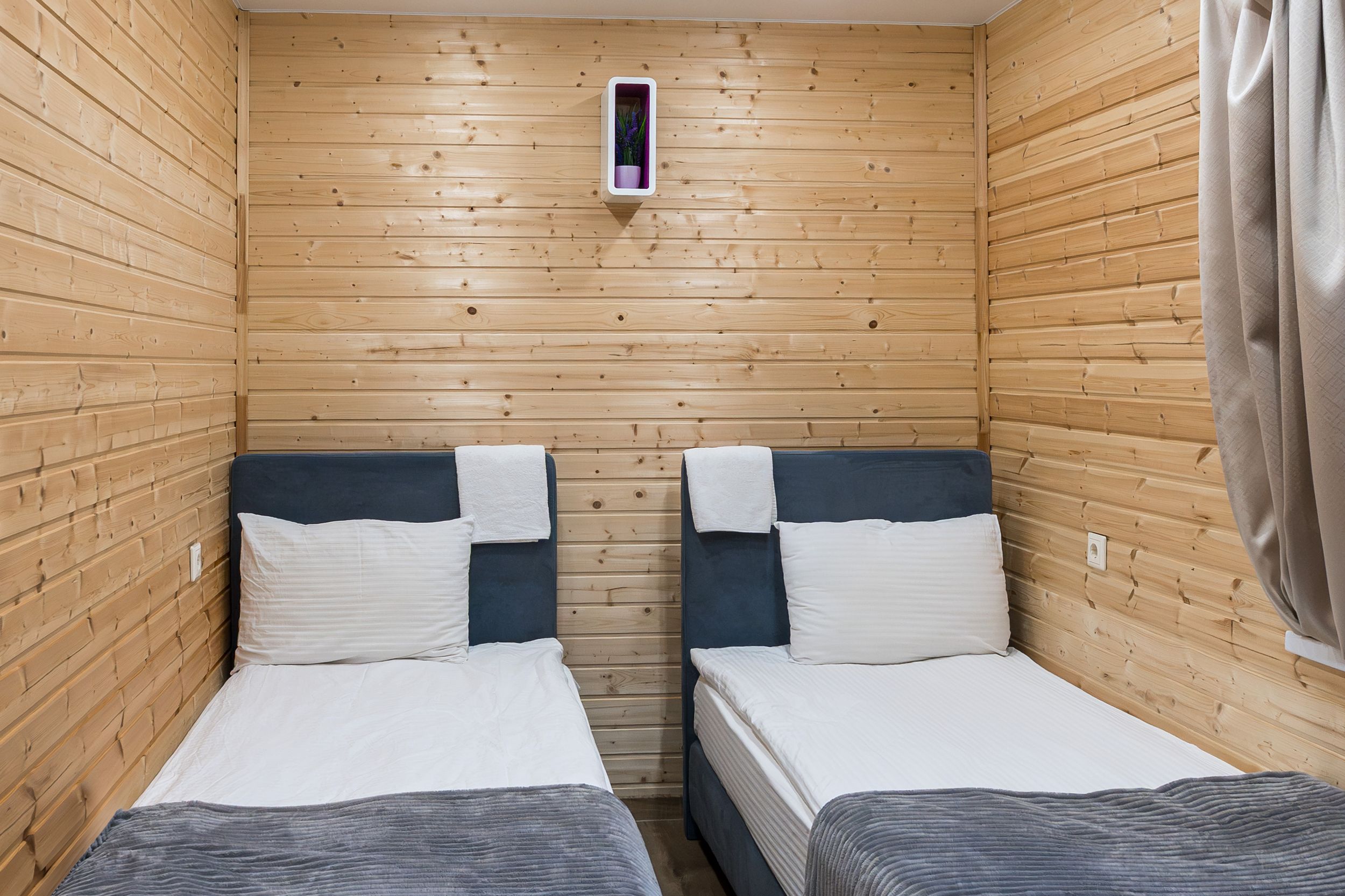 Стандартный номер с 2 односпальными кроватями и диваном