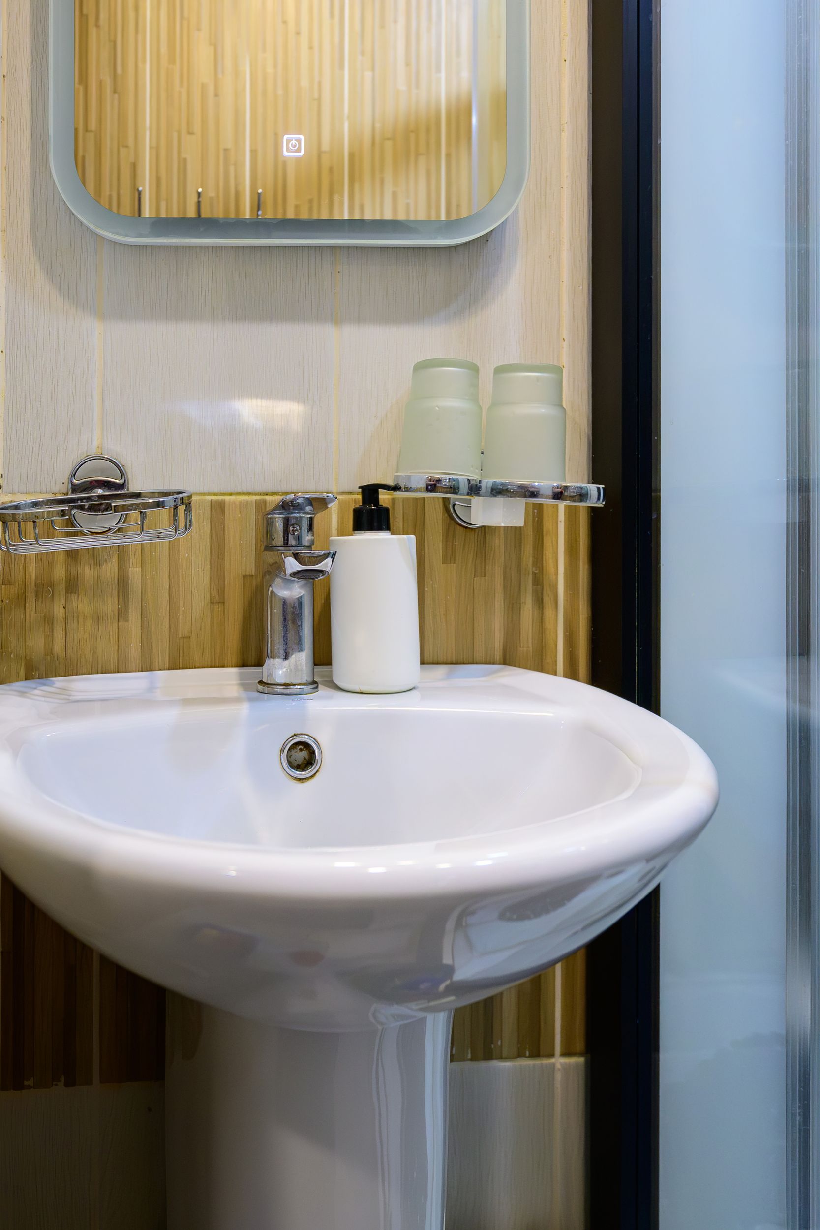 Стандартный двухместный номер с 2 отдельными кроватями и общей ванной комнатой