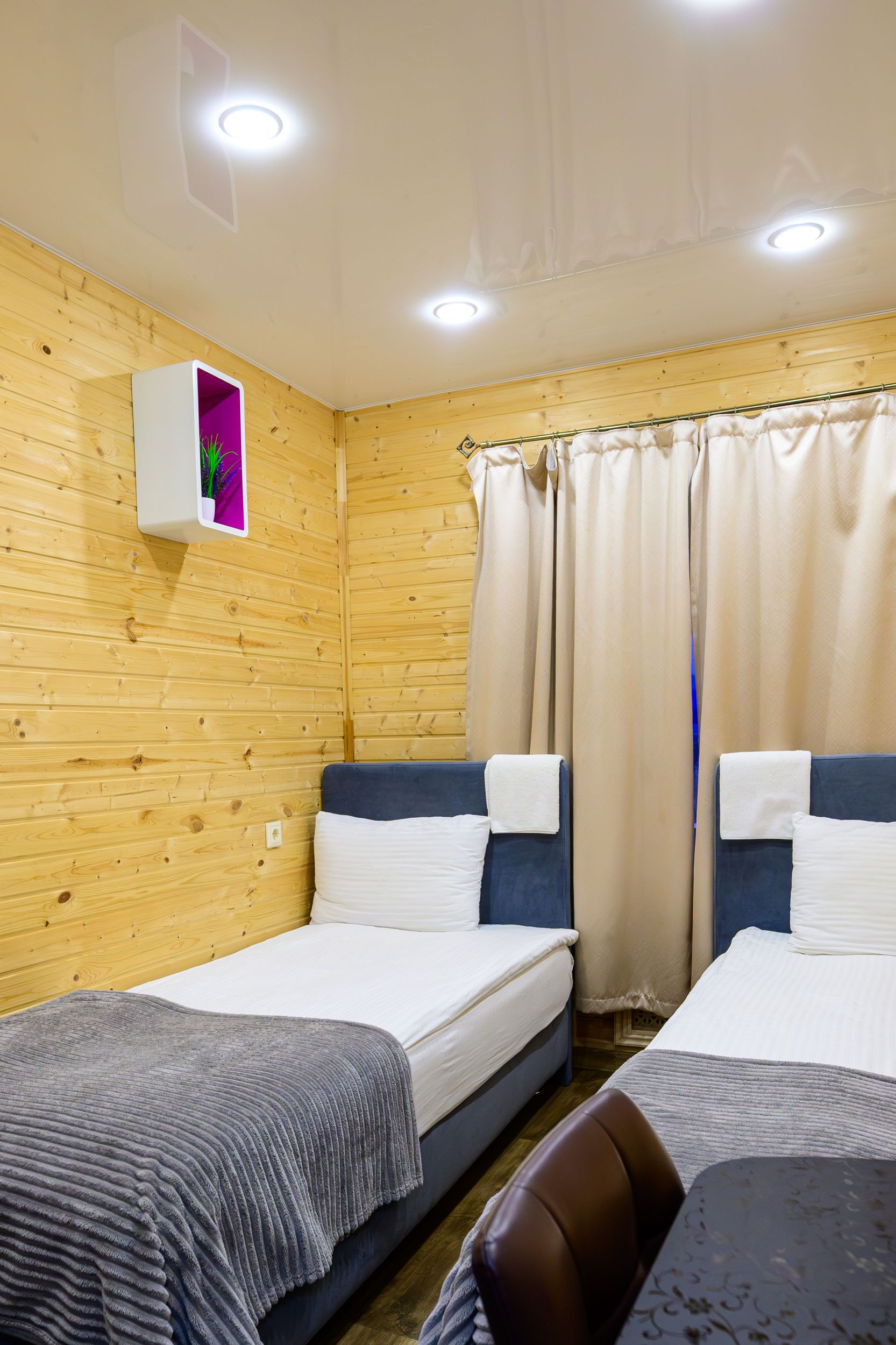 Двухместный номер с 2 отдельными кроватями и общим туалетом