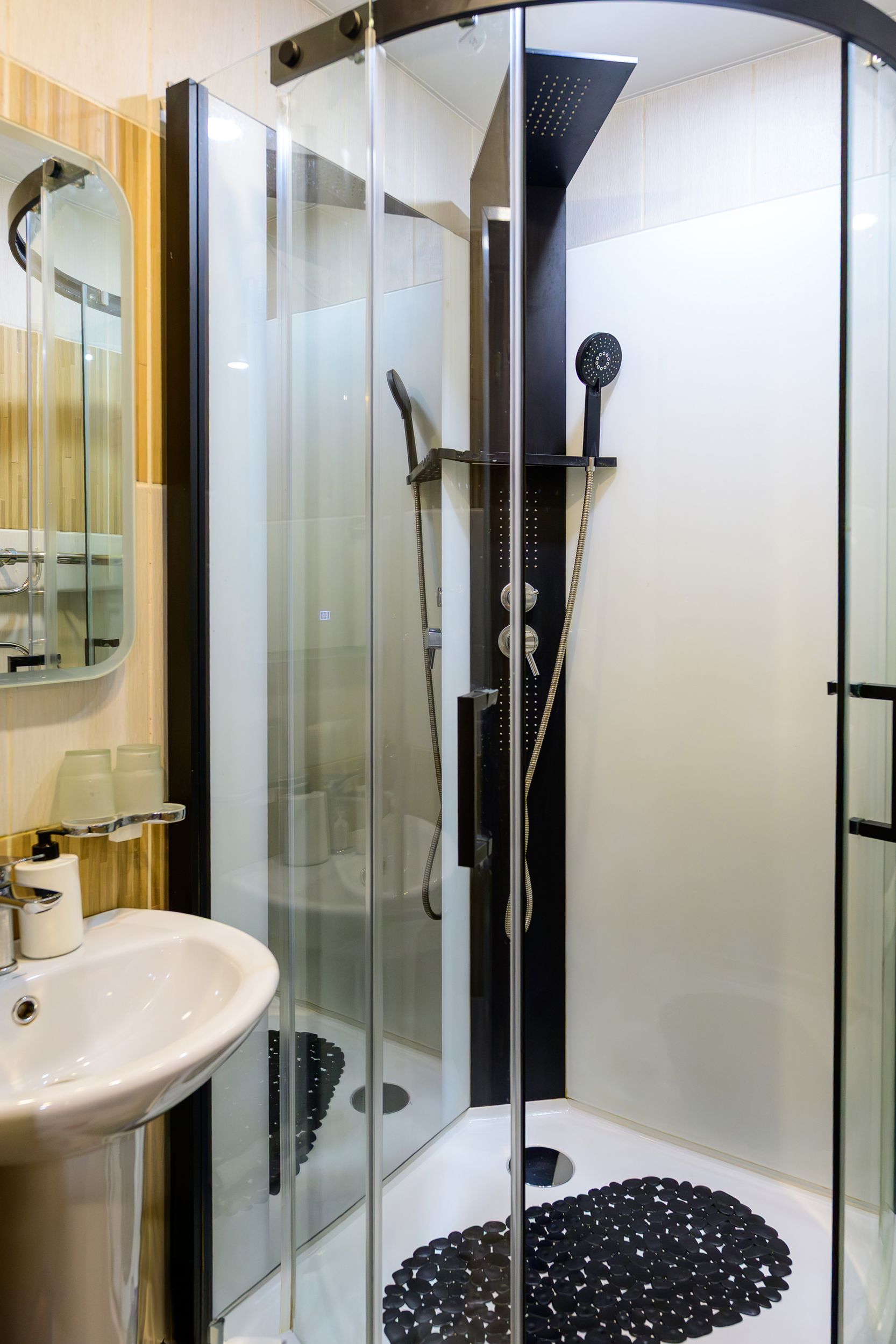 Двухместный номер с 2 отдельными кроватями и общим туалетом