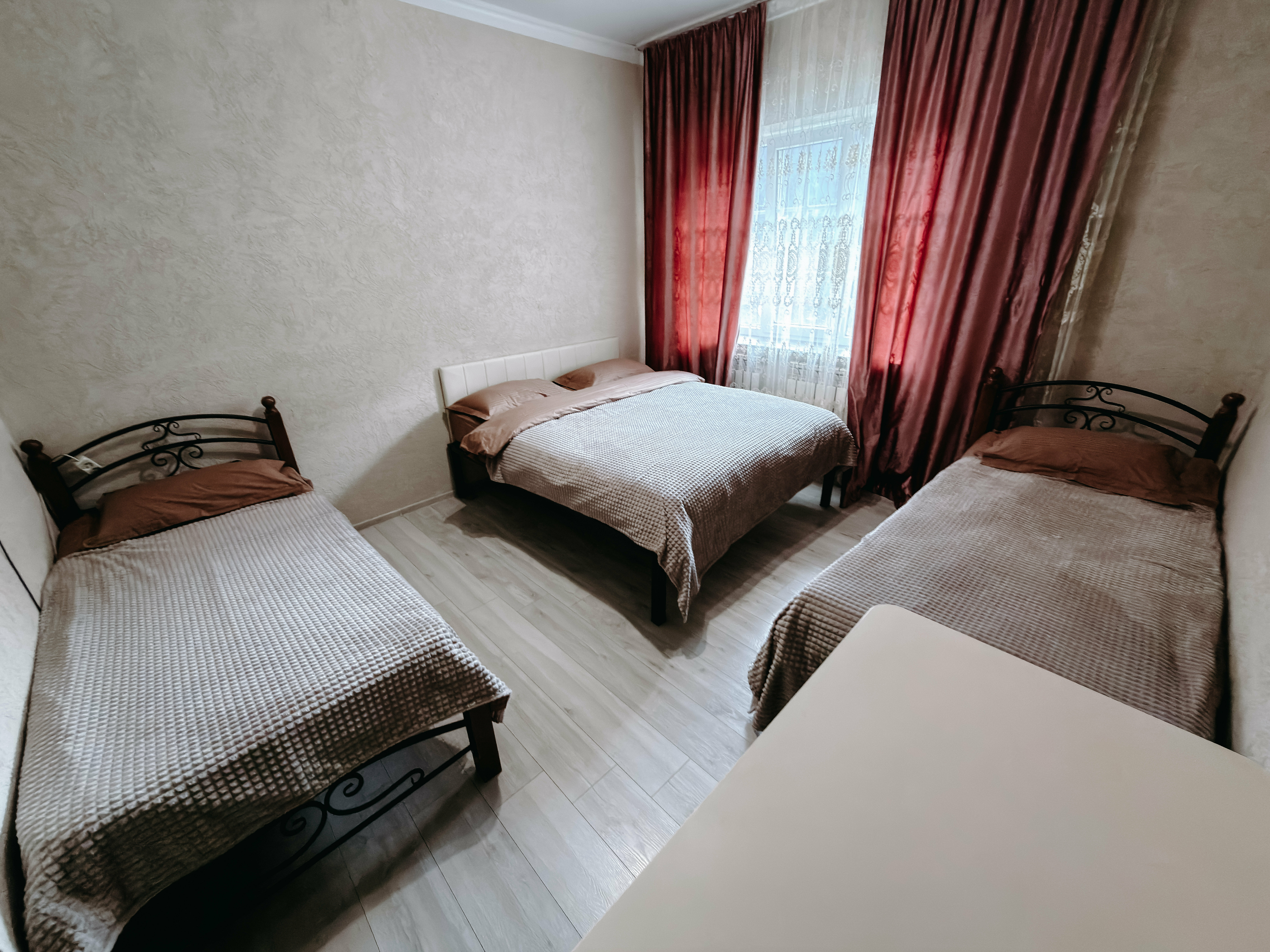 Четырехместный с 1 двуспальной и 2мя односпальными