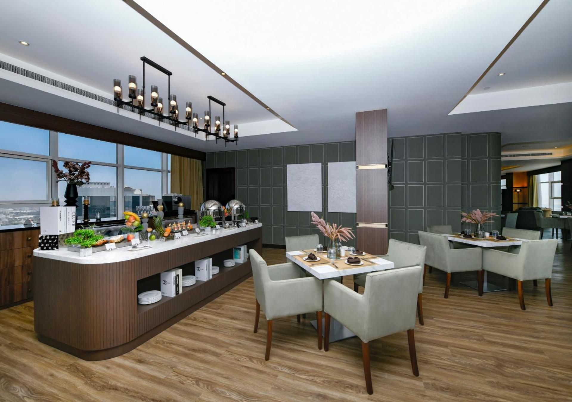 Deluxe Suite with Vista 27 Lounge Access 