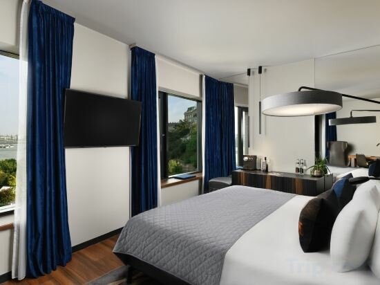 Legendary Lions Room with Chain Bridge View