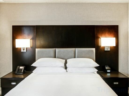 Mobility Accessible Queen With Bathtub