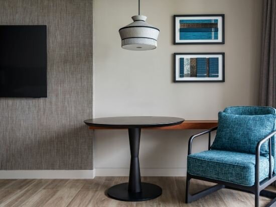 Deluxe Guest Room, 1 King, Garden View, Balcony