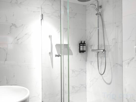 Souterrain 4 Person Bedroom With Separate Beds(Below Street Level With Limited View, No Lift Access)