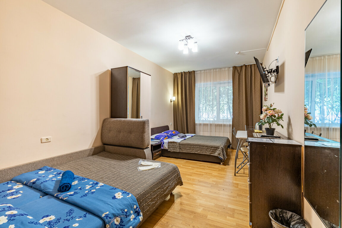 Семейный с двуспальной кроватью и диваном с ванной возле номера