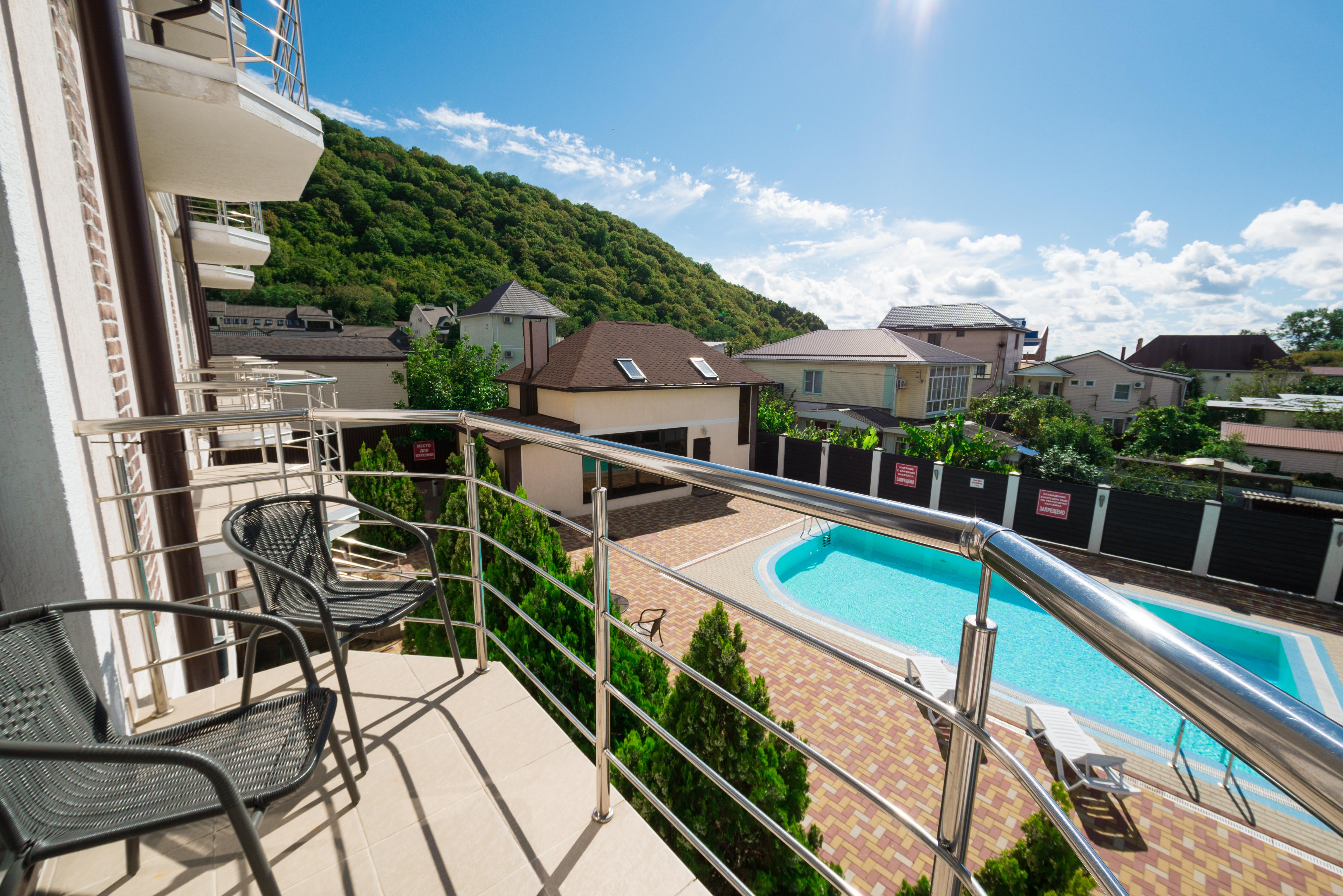 Стандартный 3-местный с балконом с видом на бассейн