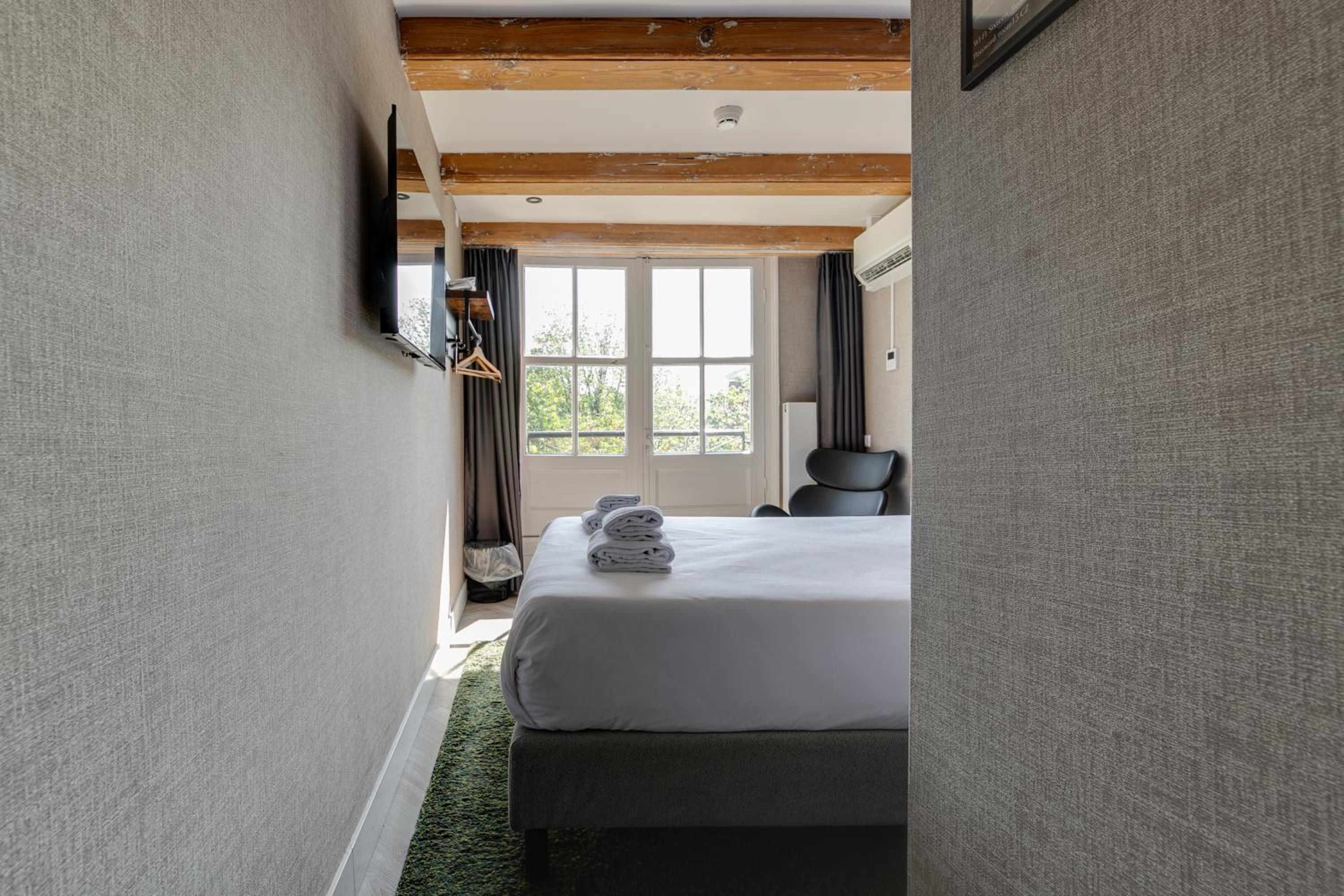 Cozy Double Room with Canal View