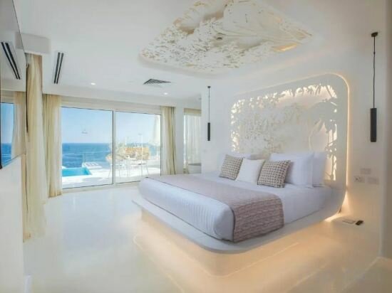 Hall Of Fame Pool Suite