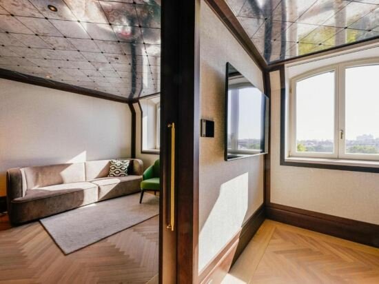 Almanac Suite With Parkview