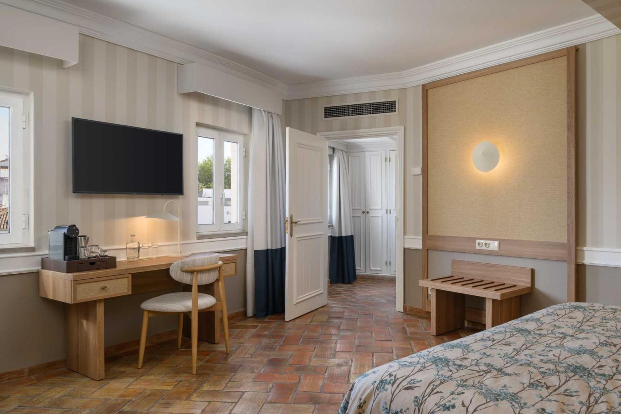 Deluxe Double or Twin Room with City View