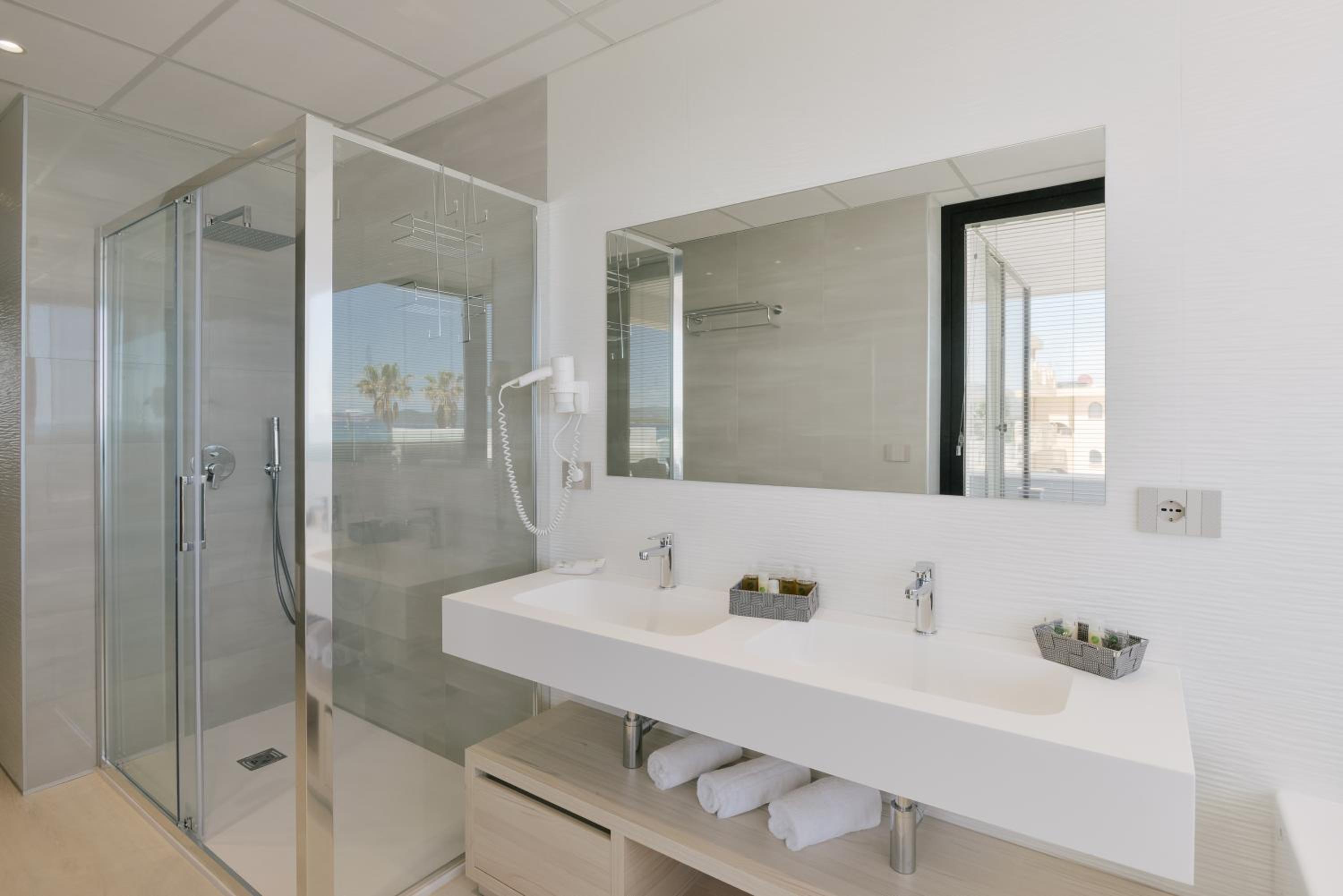 Superior Two-Bedroom Apartment with Terrace and Sea View