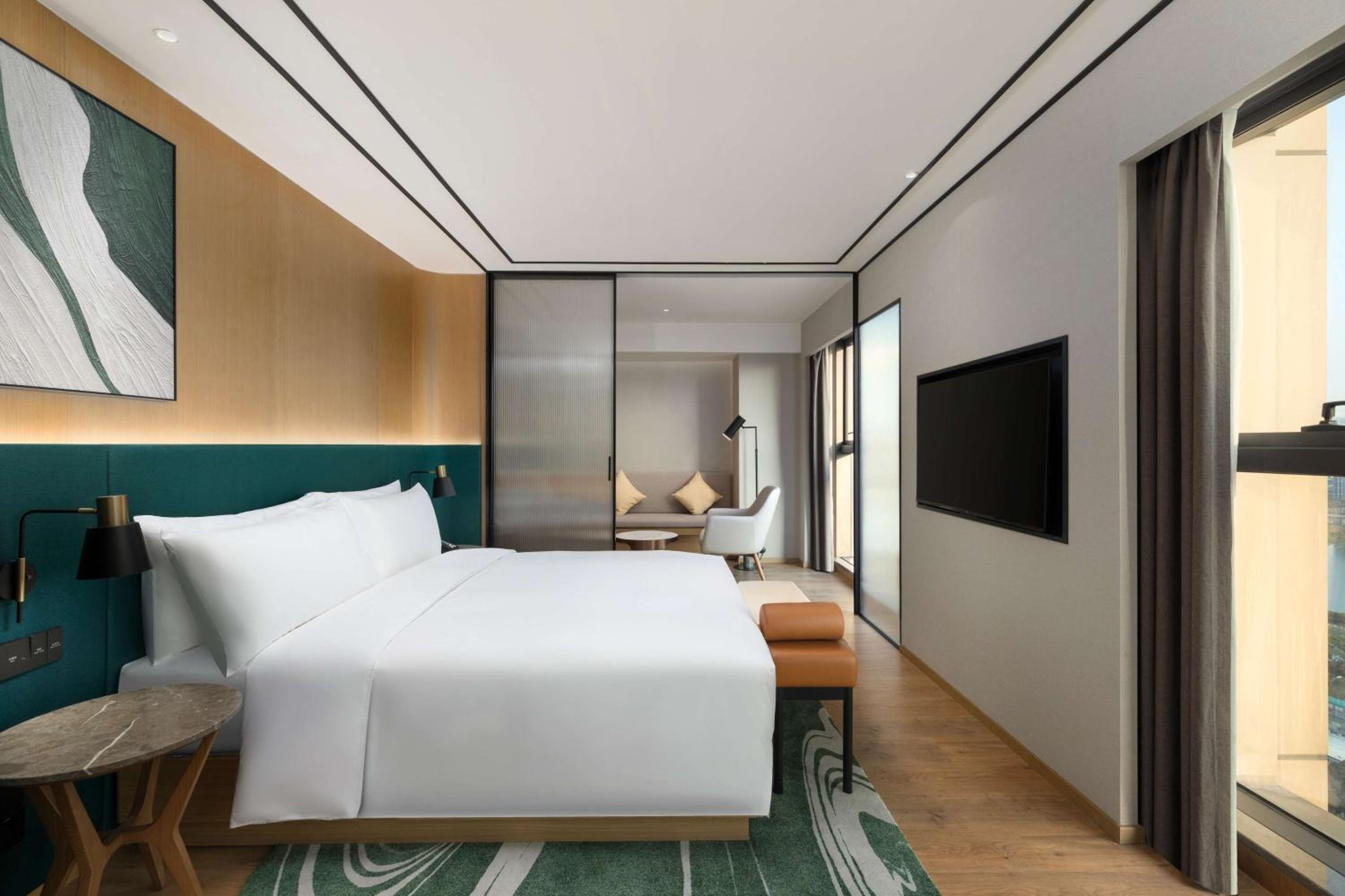 Deluxe King Suite with Lake View