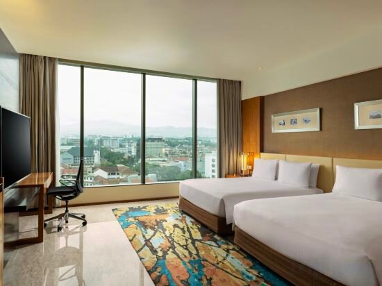 Family Room With One King And Two Queen Beds