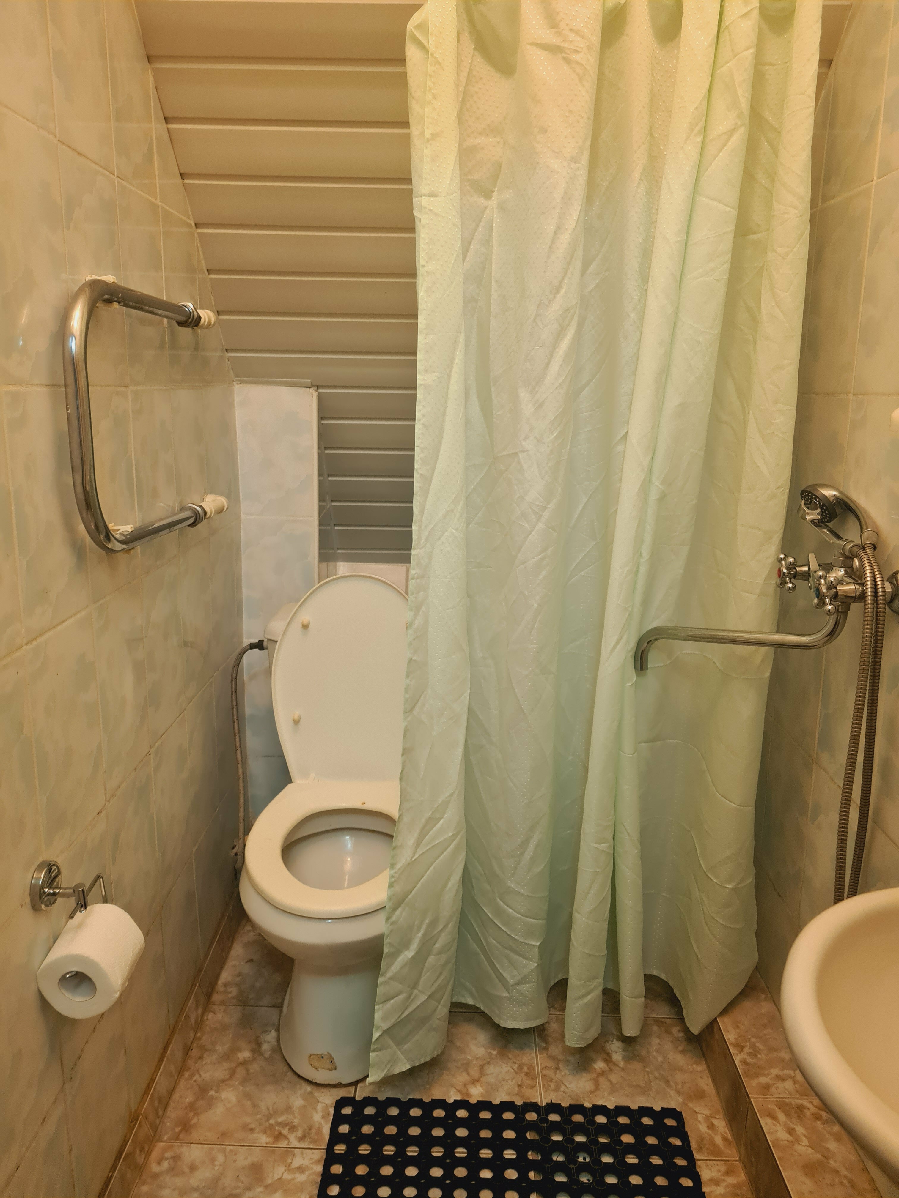 Трёхместный номер с балконом, душ-трап