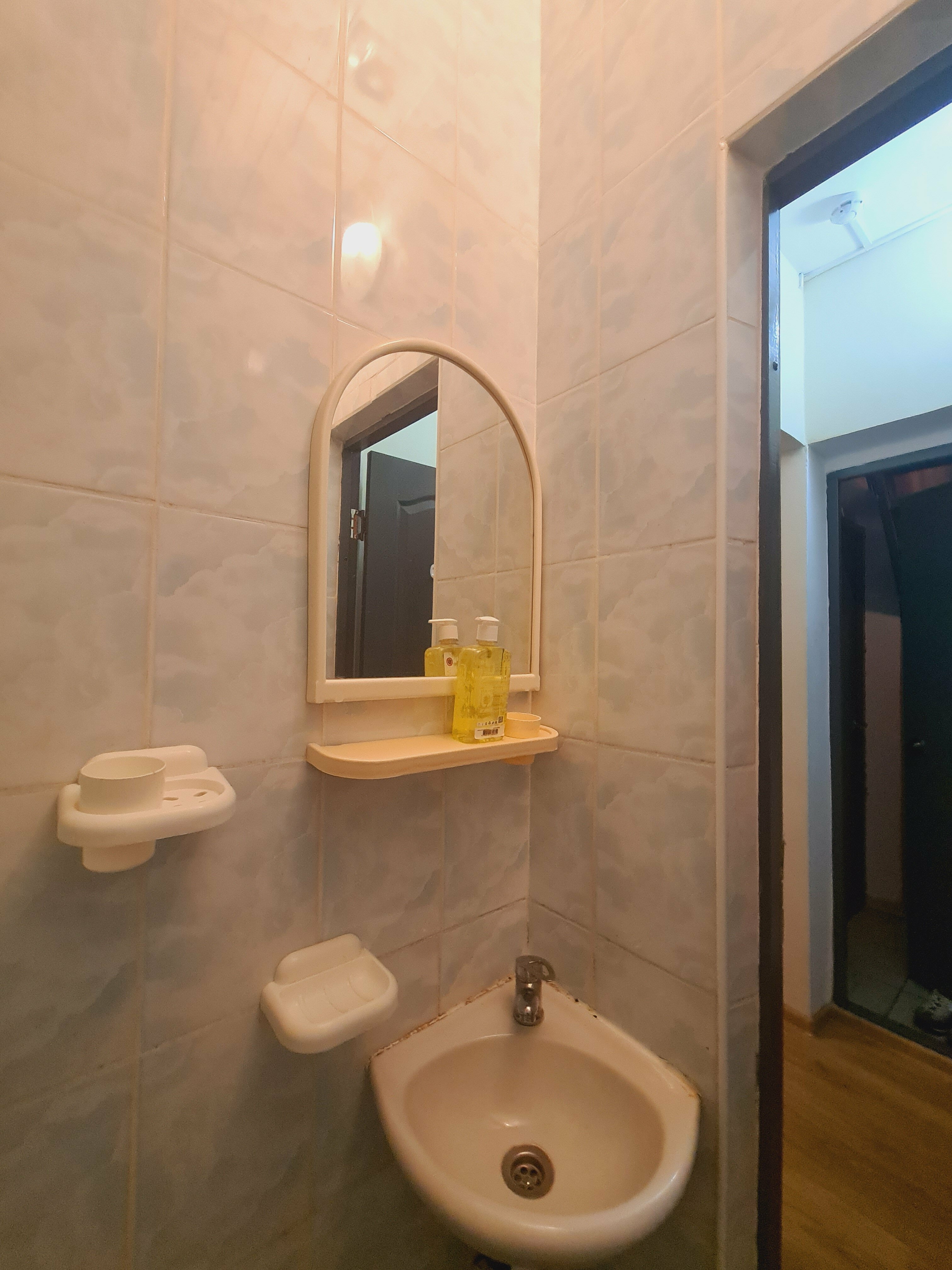 Трёхместный номер с балконом, душ-трап