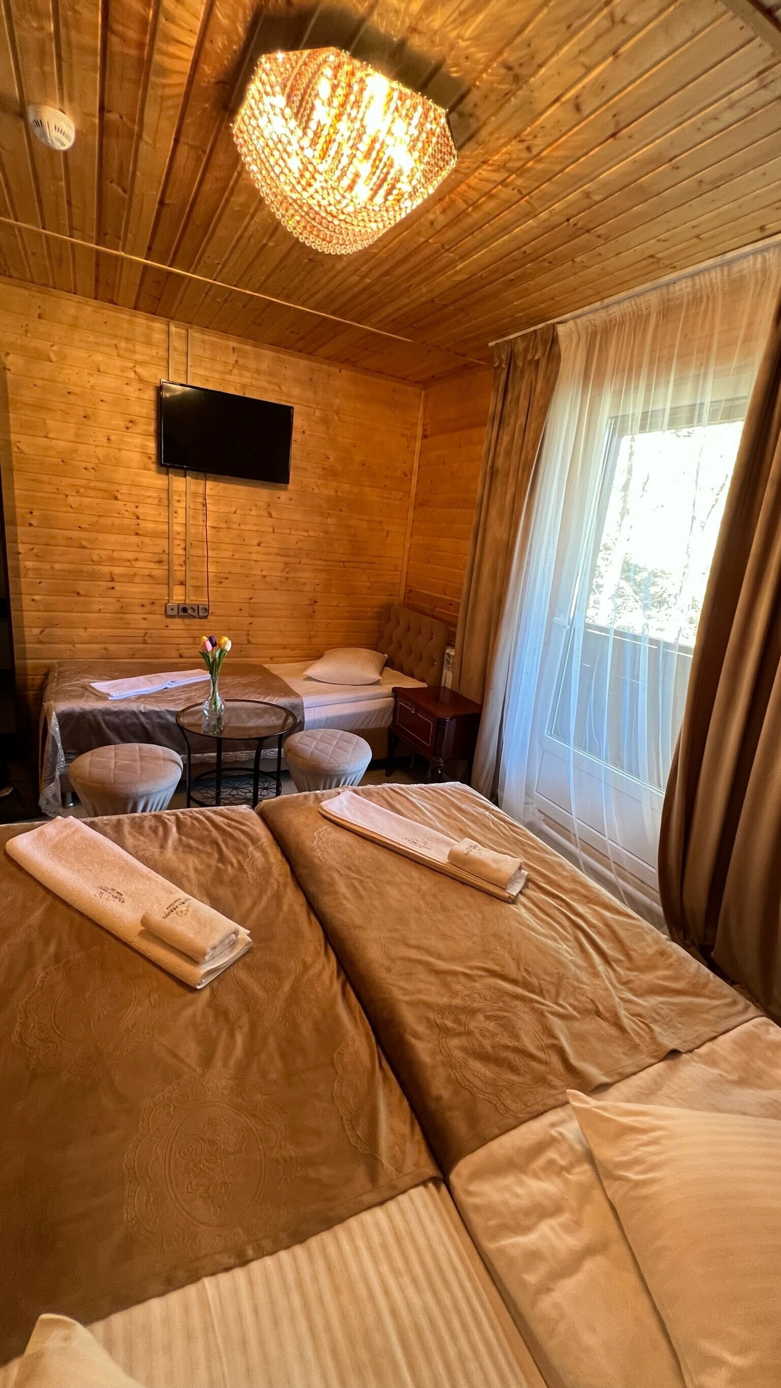 Трехместный номер с видом на горы