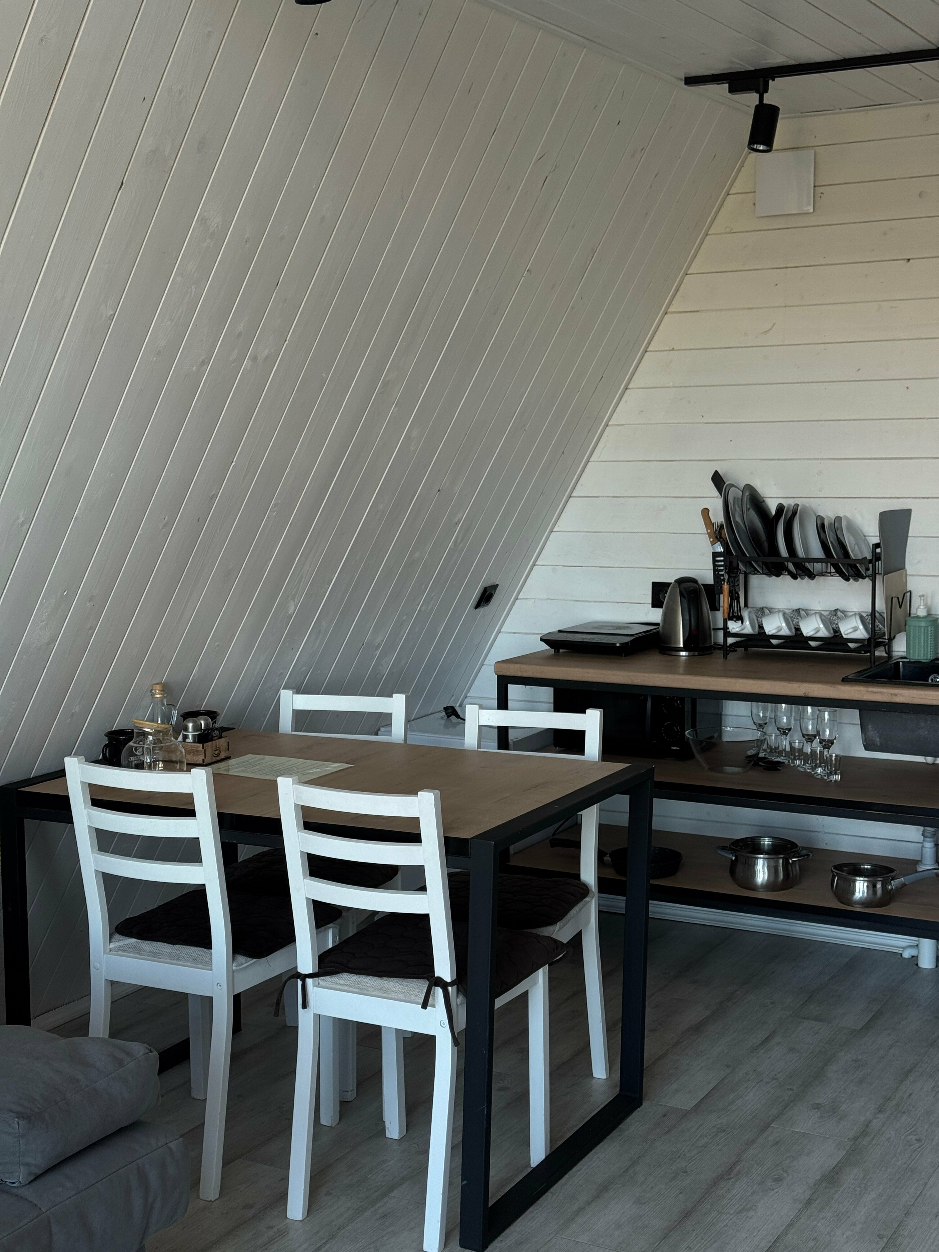 Треугольный дом со спальней на втором этаже