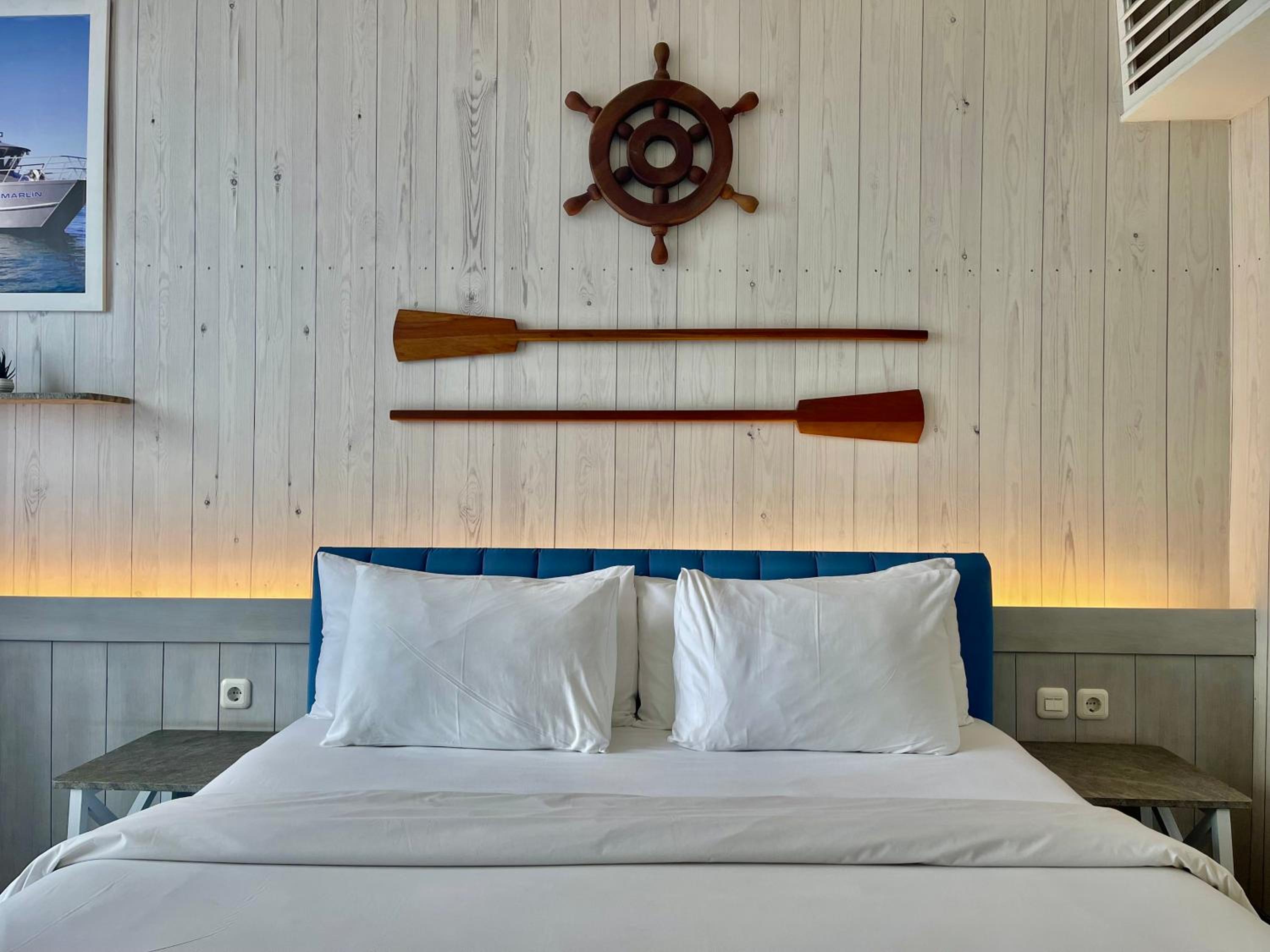 Summer Deluxe Room - King bed