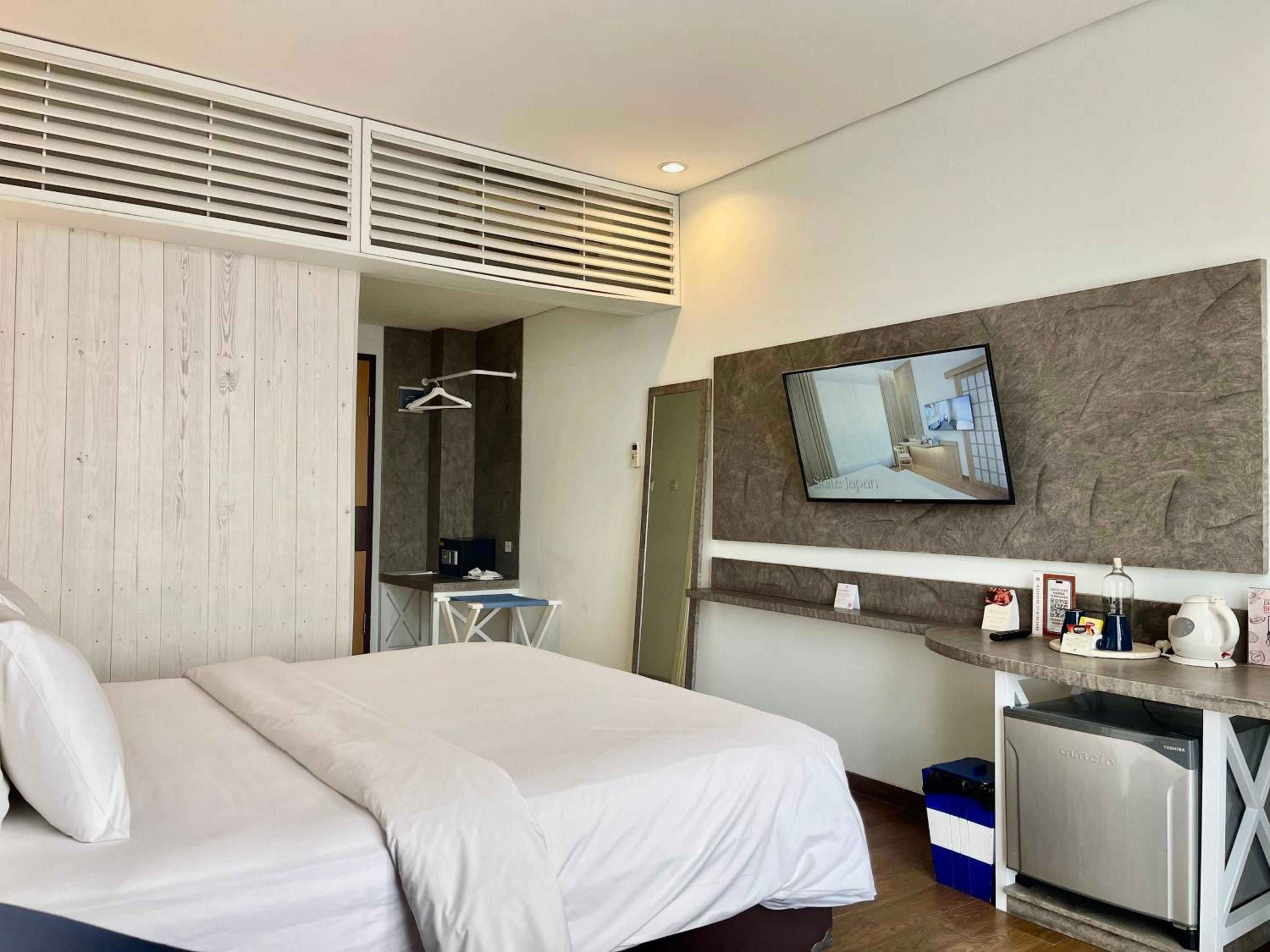 Summer Deluxe Room - King bed