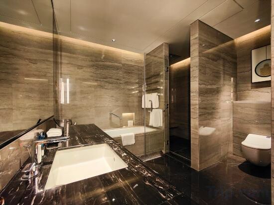 Deluxe 1 Bedroom Suite