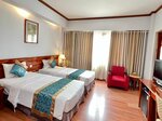 Premium Deluxe Twin Room в Oscar Saigon Hotel