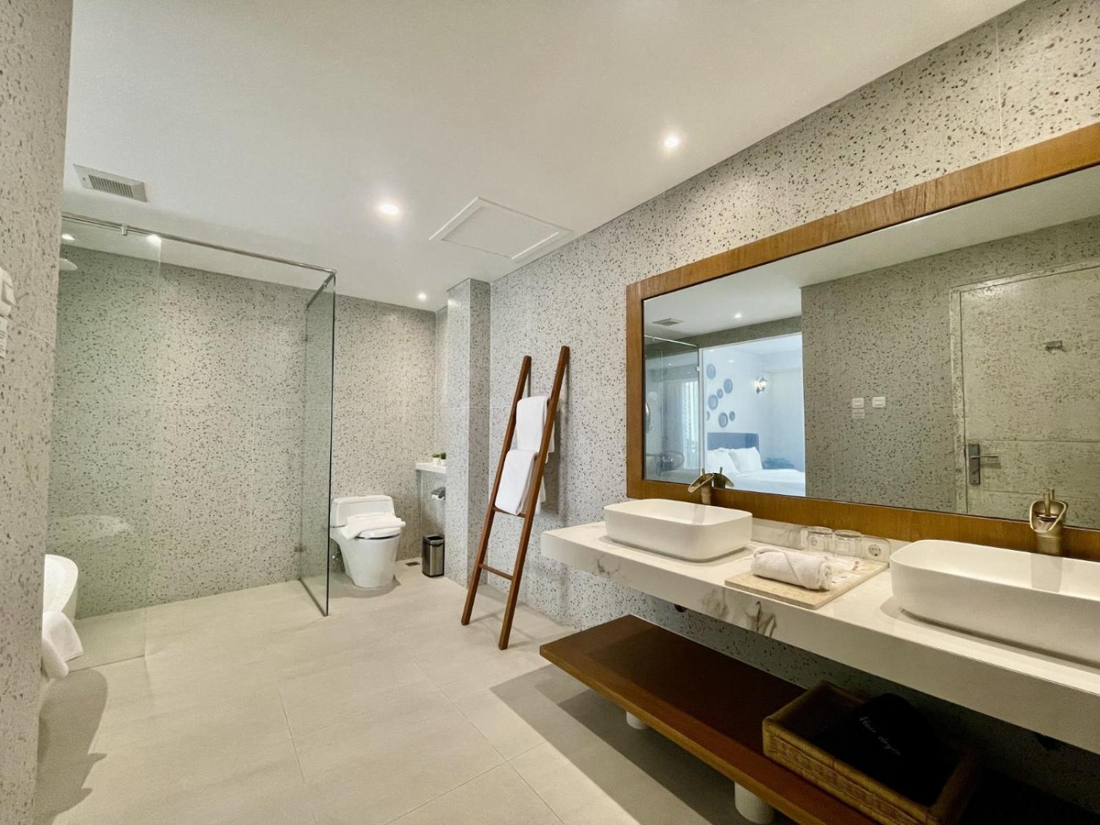 Suite Botanical King Bed