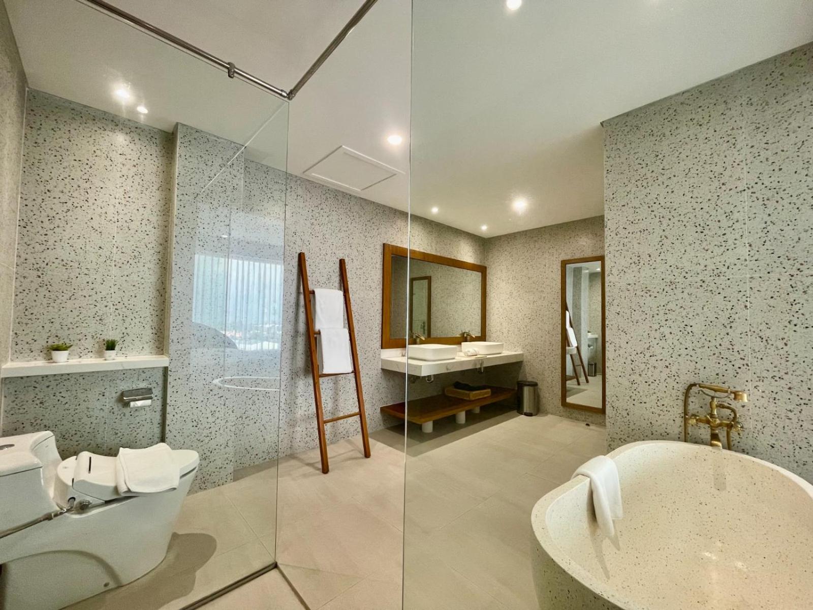 Suite Botanical King Bed