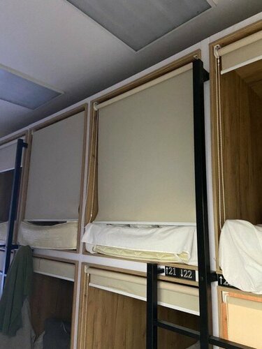 Кровать в общем 8-местном номере для мужчин и женщин