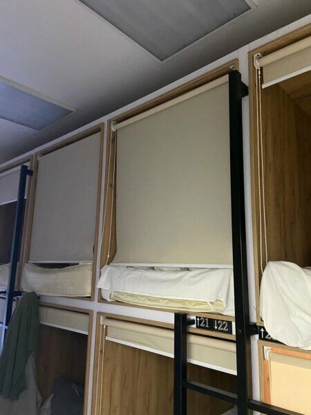 Кровать в общем 8-местном номере для мужчин и женщин