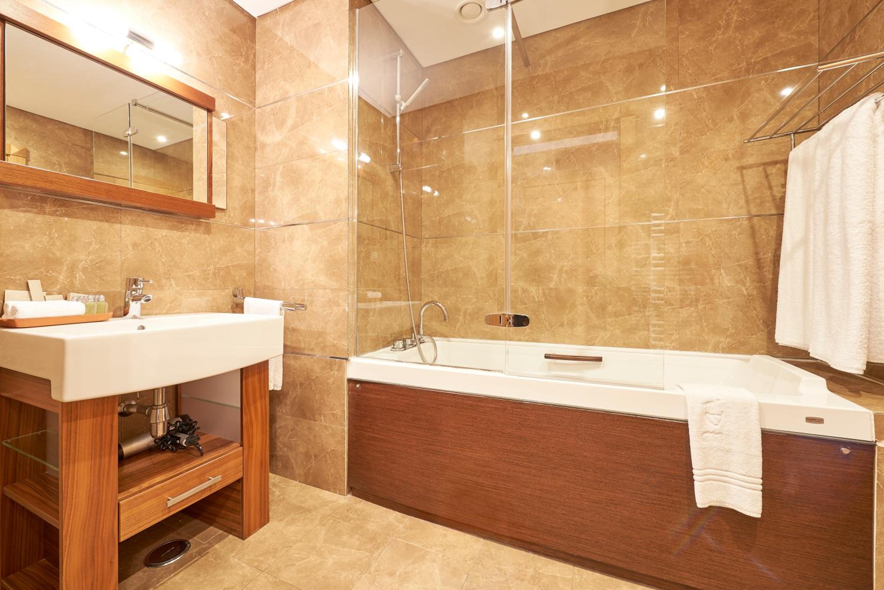 One-Bedroom Apartment with Resort View