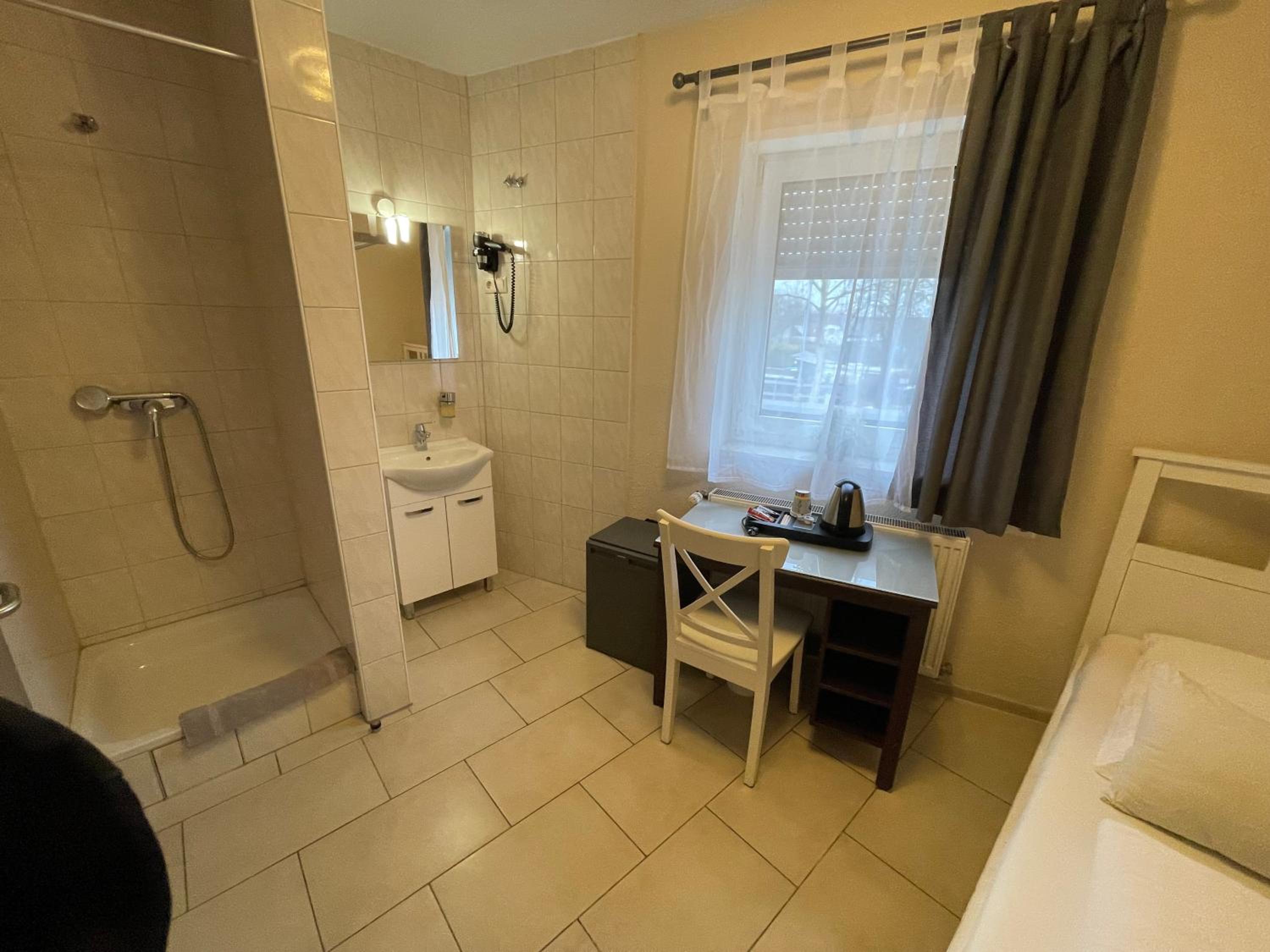 Budget Einzelzimmer, Dusche im Zimmer, eigenes WC nebenan 
