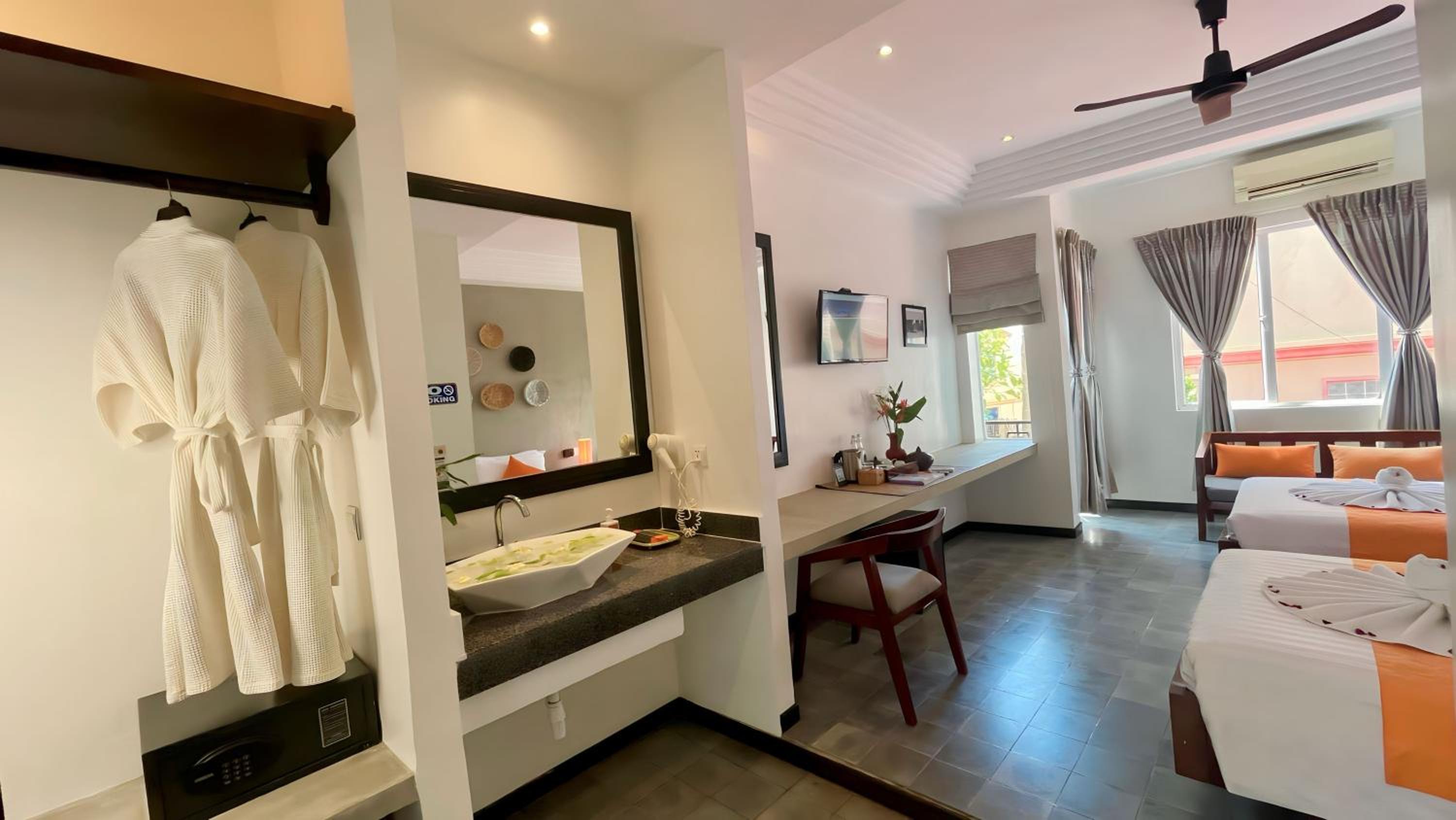 Cabana Twin With Balcony - Free Pick Up