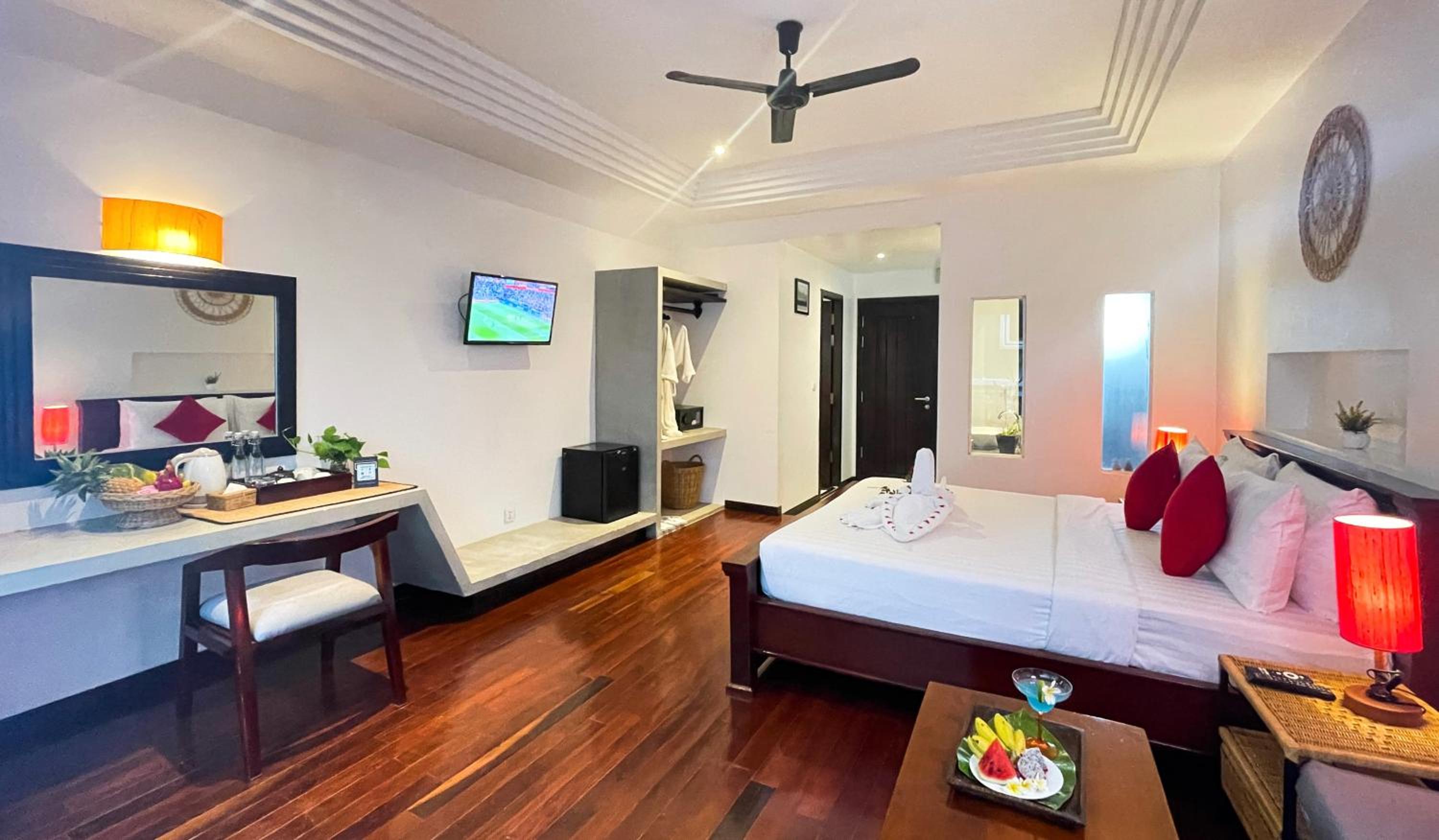 King Suite With Private Balcony - Free Pick Up