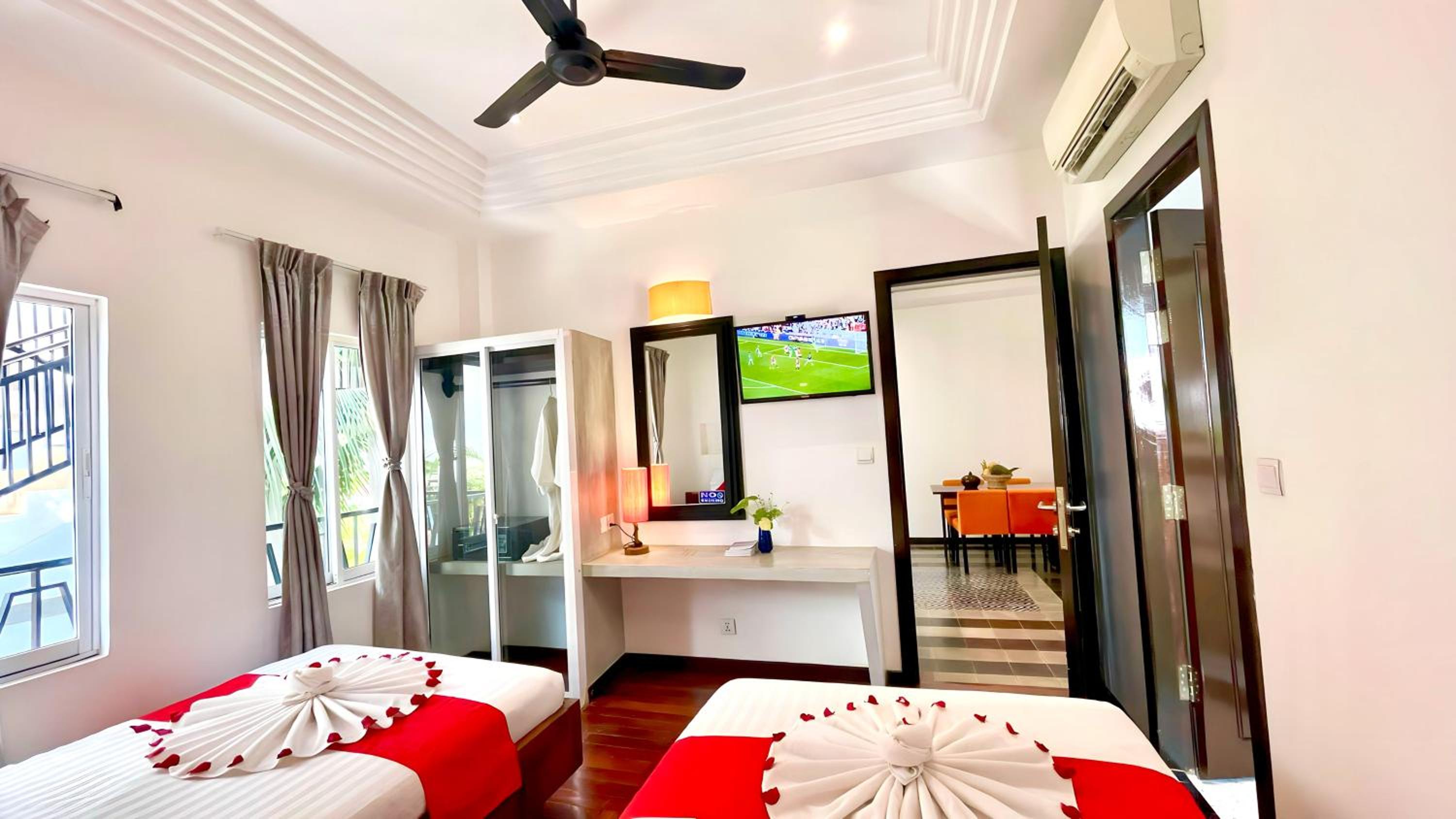 Super Family With Balcony Pool View- Free Pick Up