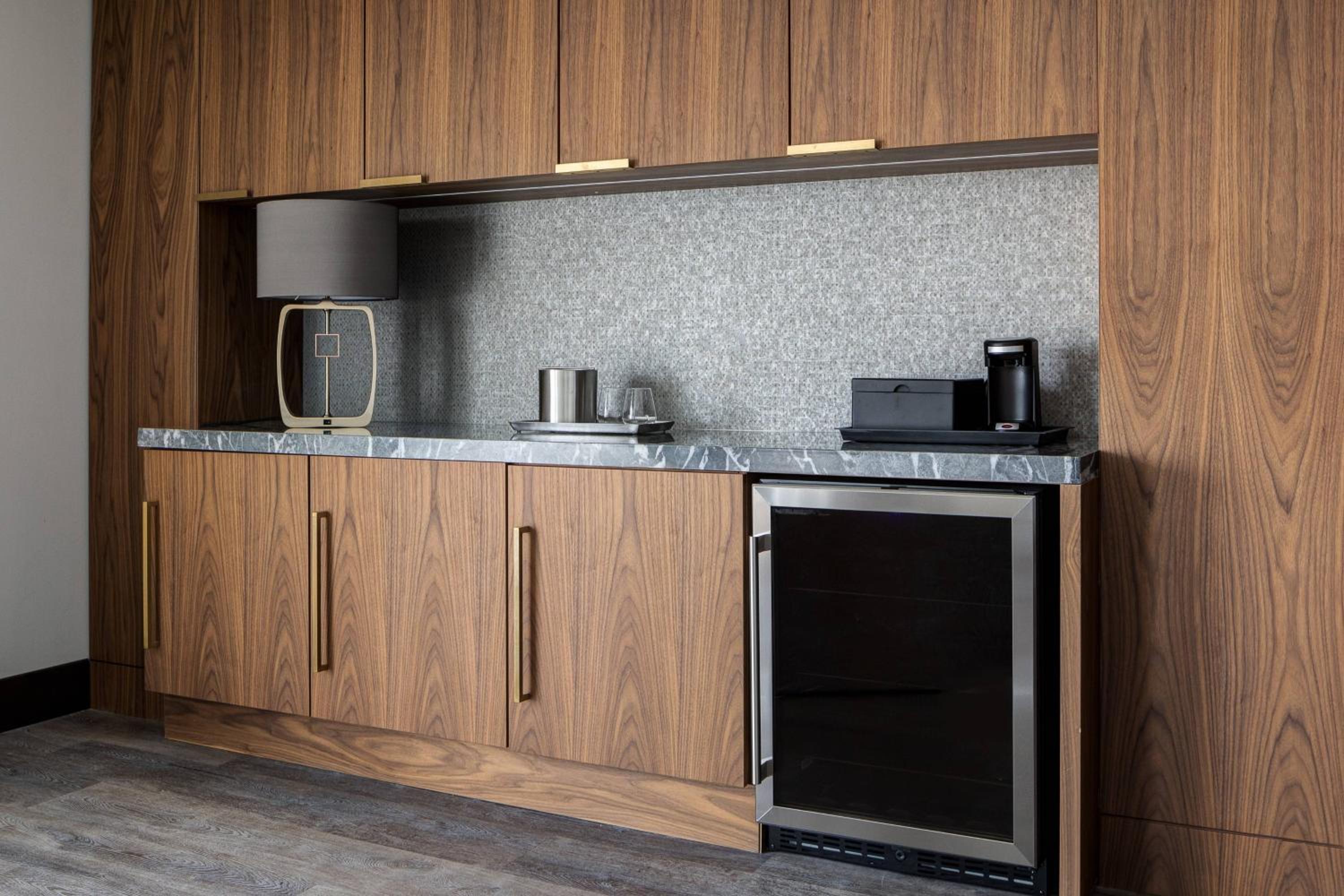 One-Bedroom Corner King Suite
