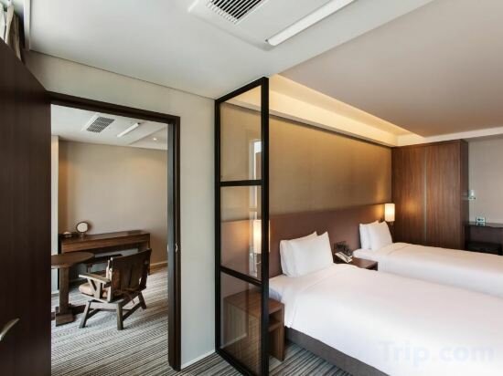 Deluxe Connecting Twin with Harbor View