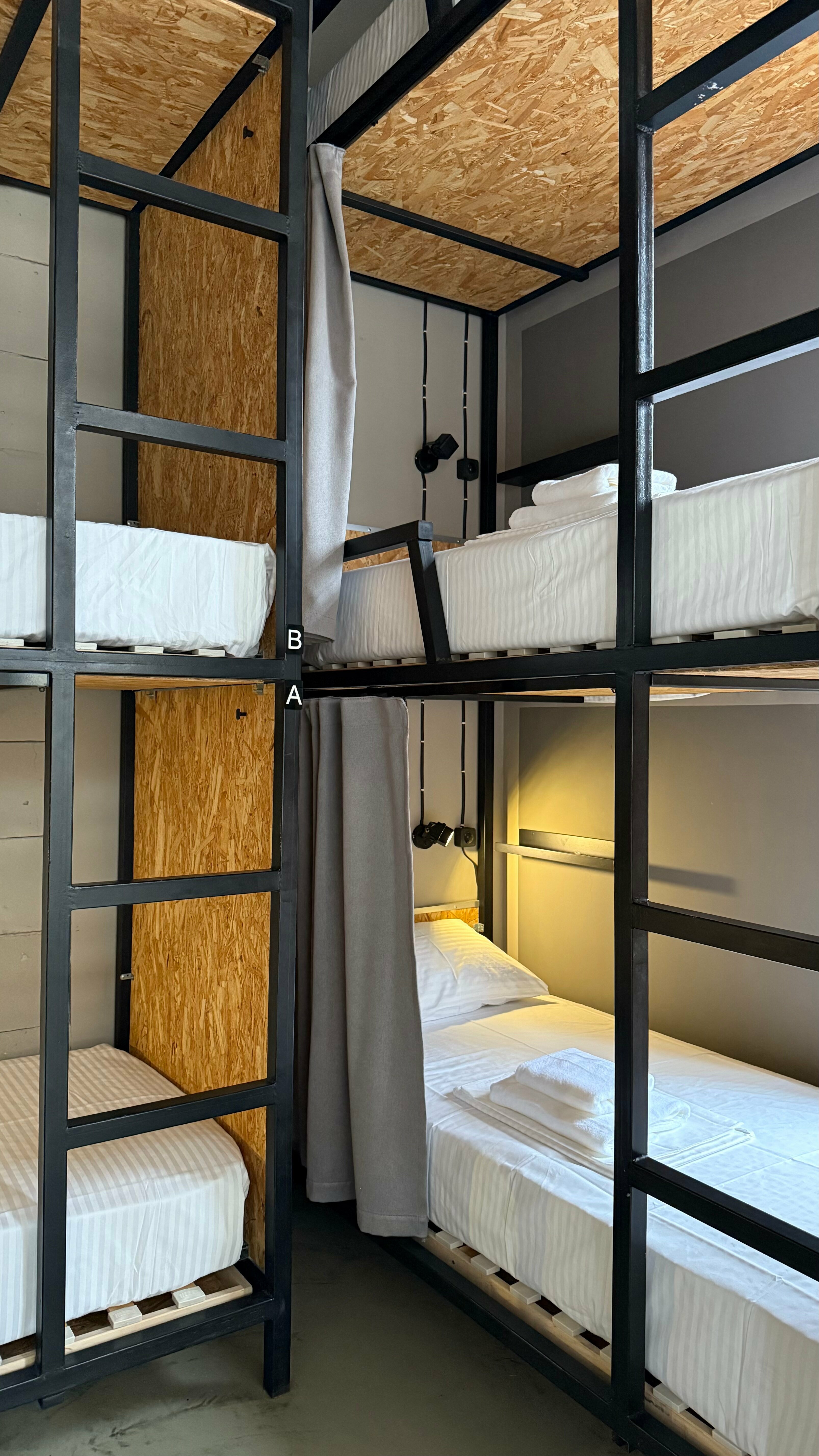 Кровать в общем 9-тиместном женском номере