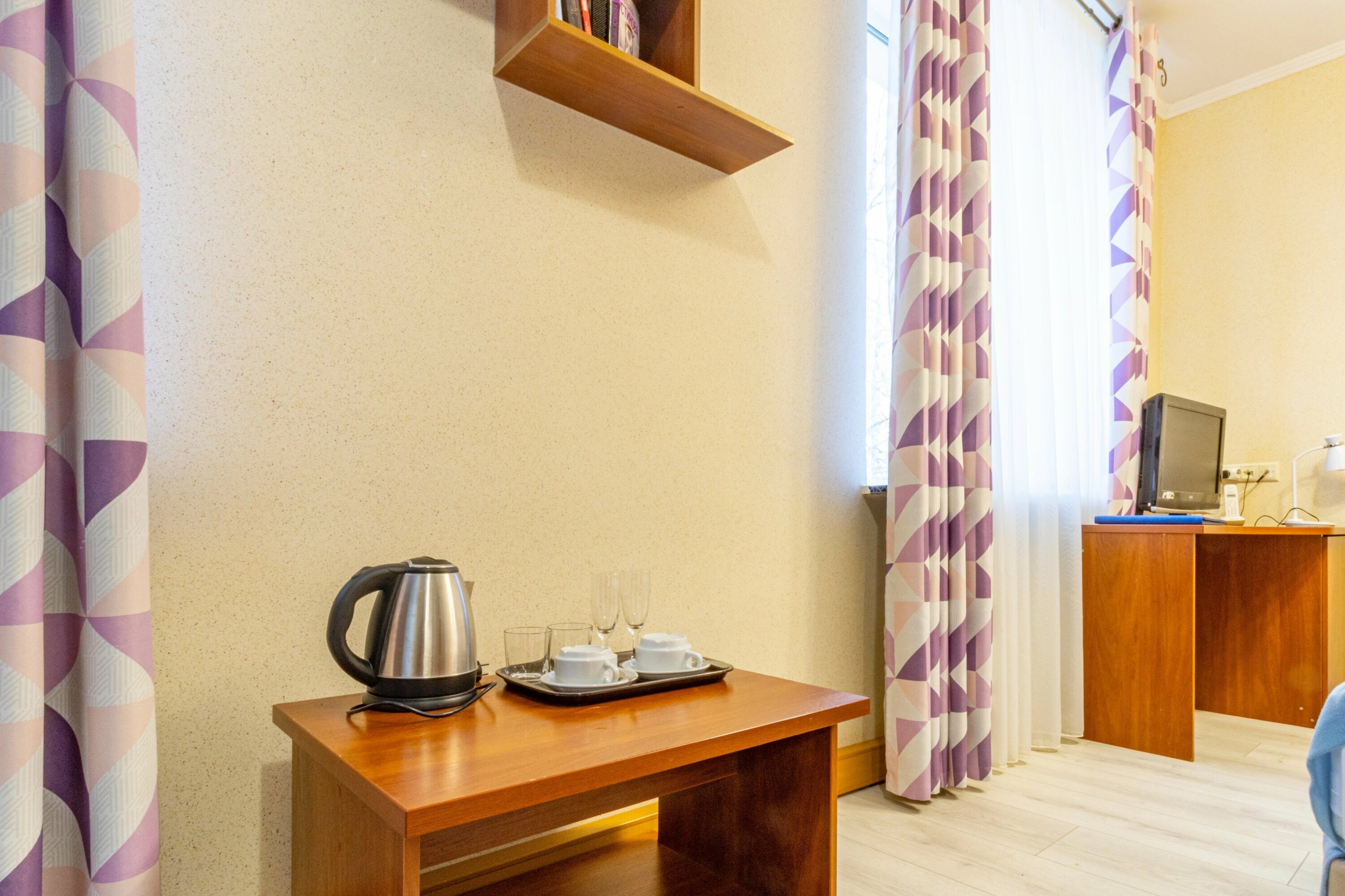 Небольшой двухместный номер с 2 отдельными кроватями