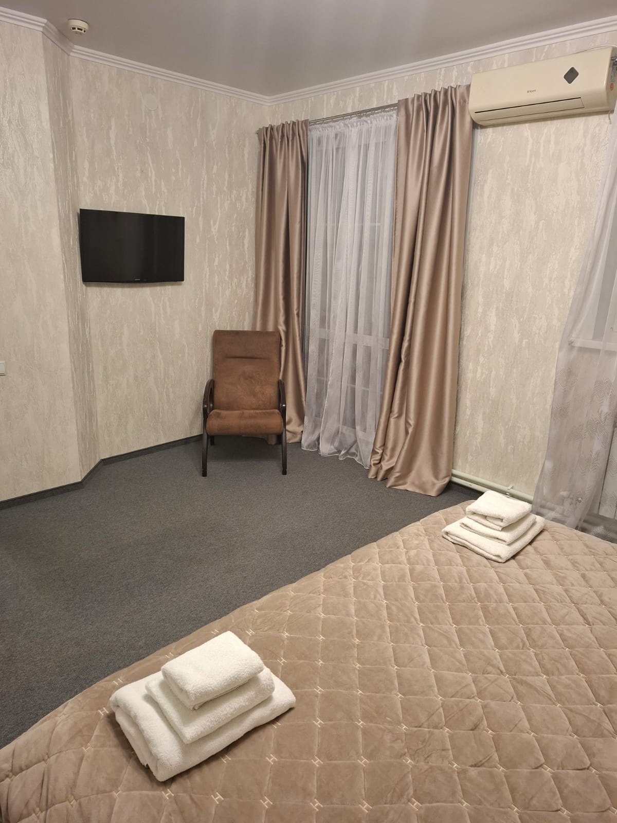 Люкс семейный с видом на сад и Волгу