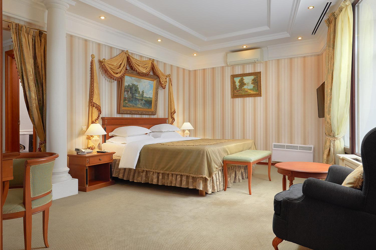 Номер люкс премиум с 1 двуспальной кроватью