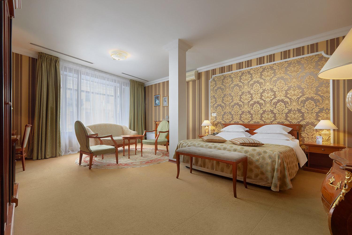 Номер полулюкс с 1 двуспальной кроватью