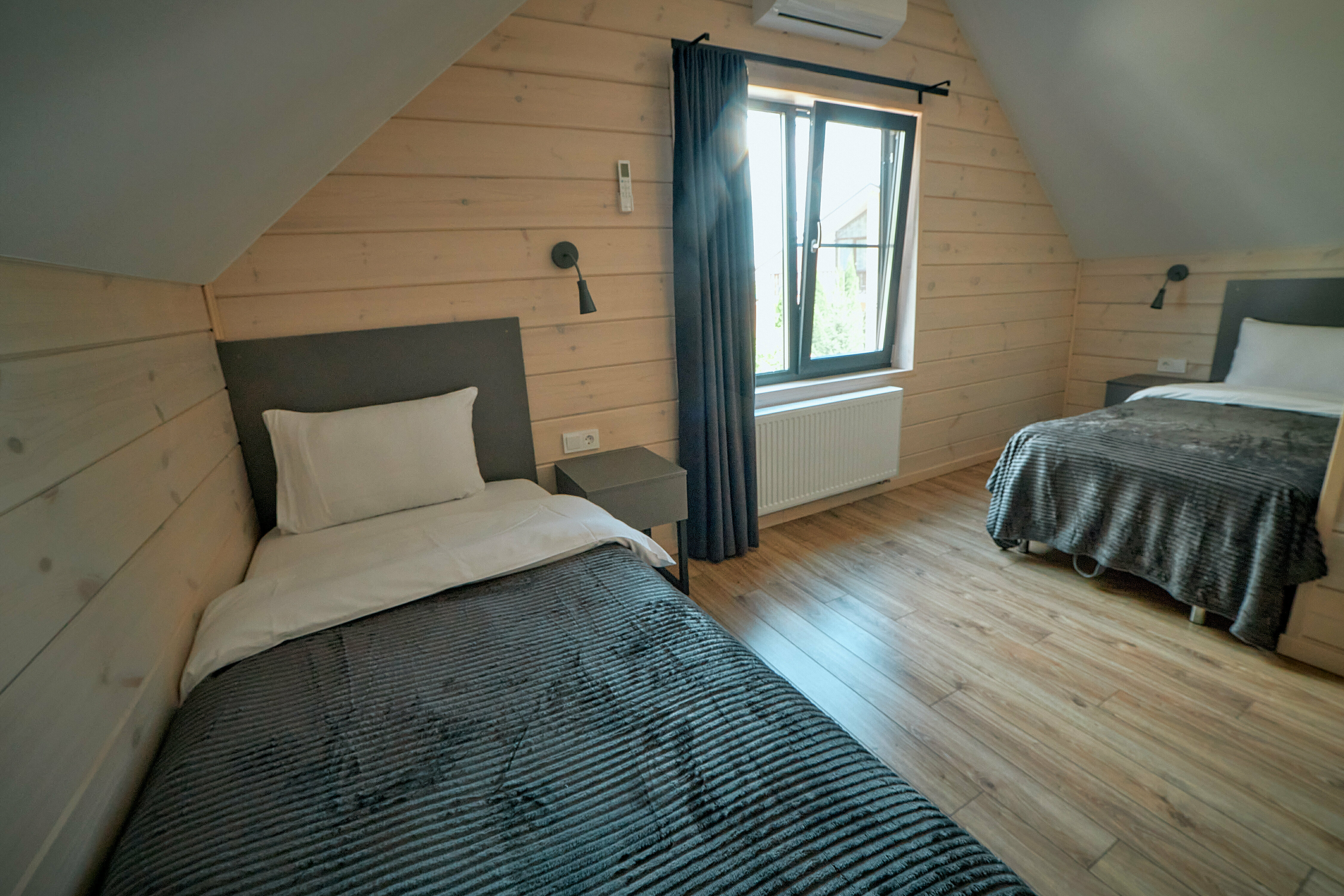 Семейный номер с видом на озеро