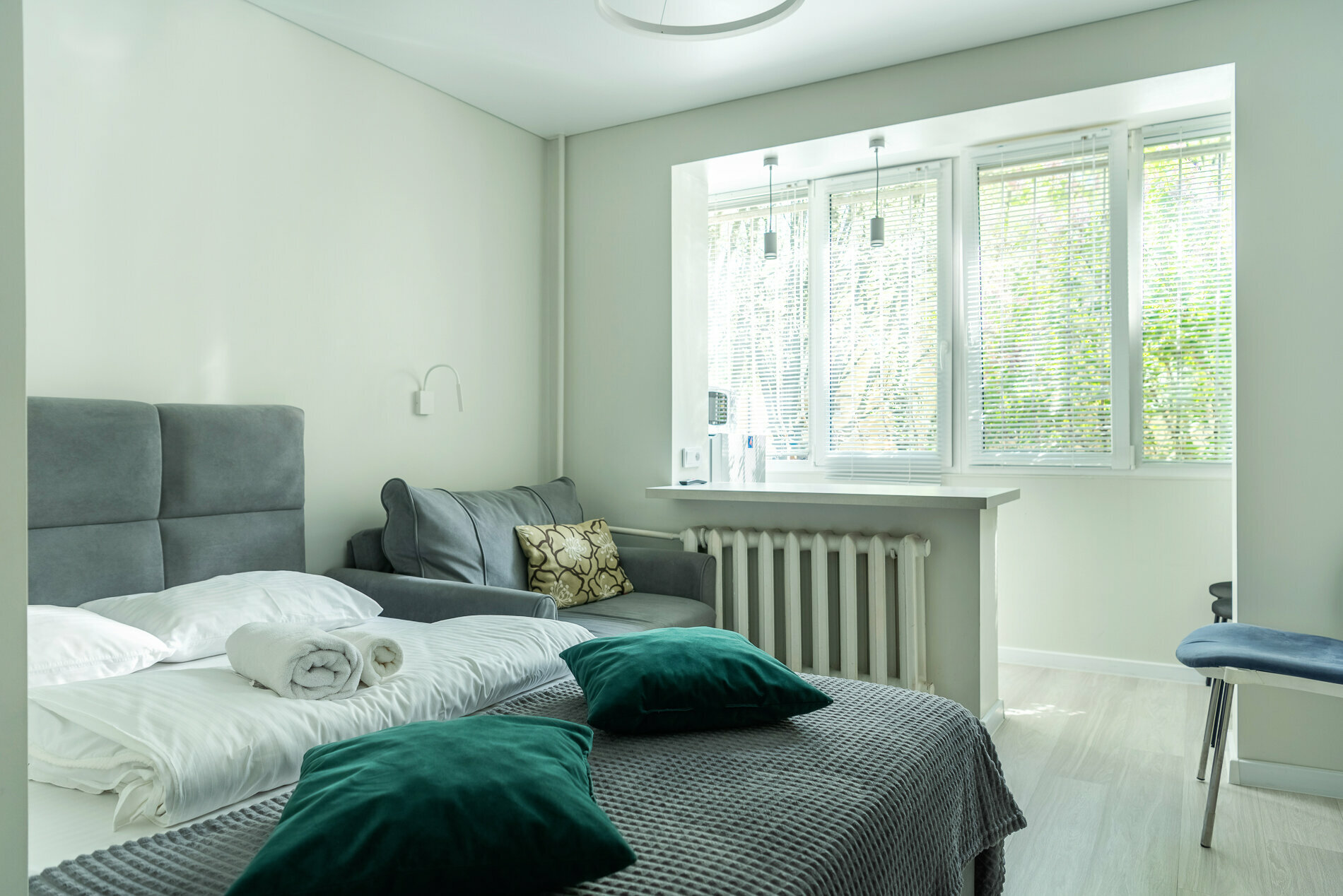 Двухместный номер с двуспальной кроватью и дополнительной кроватью