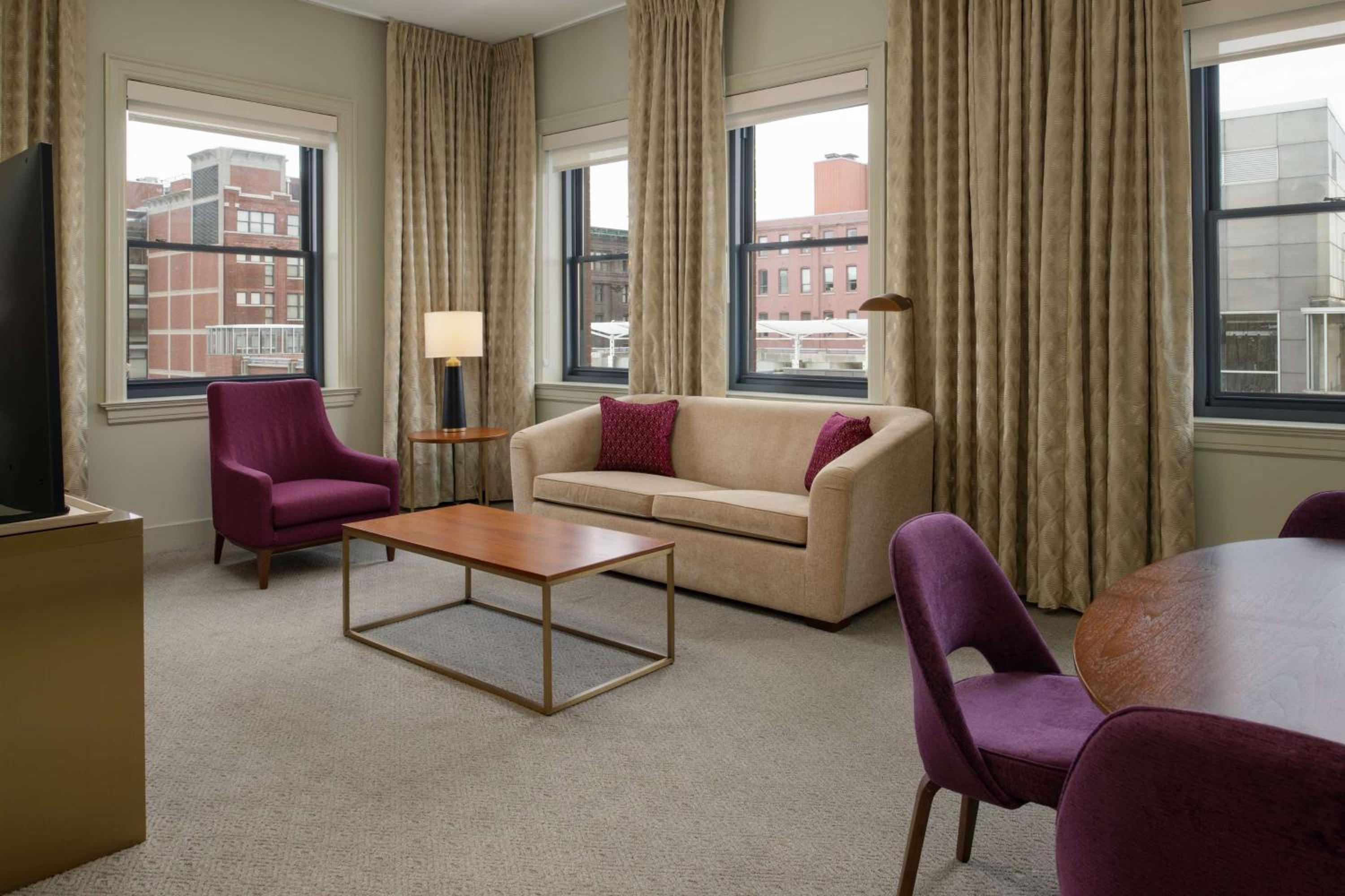 Corner King Suite - City View