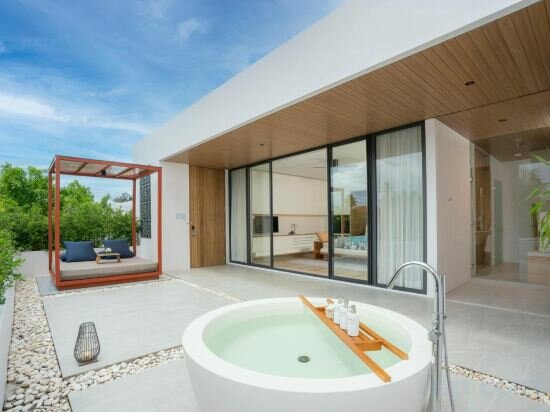 One Bedroom Suite With Outdoor Bathtub