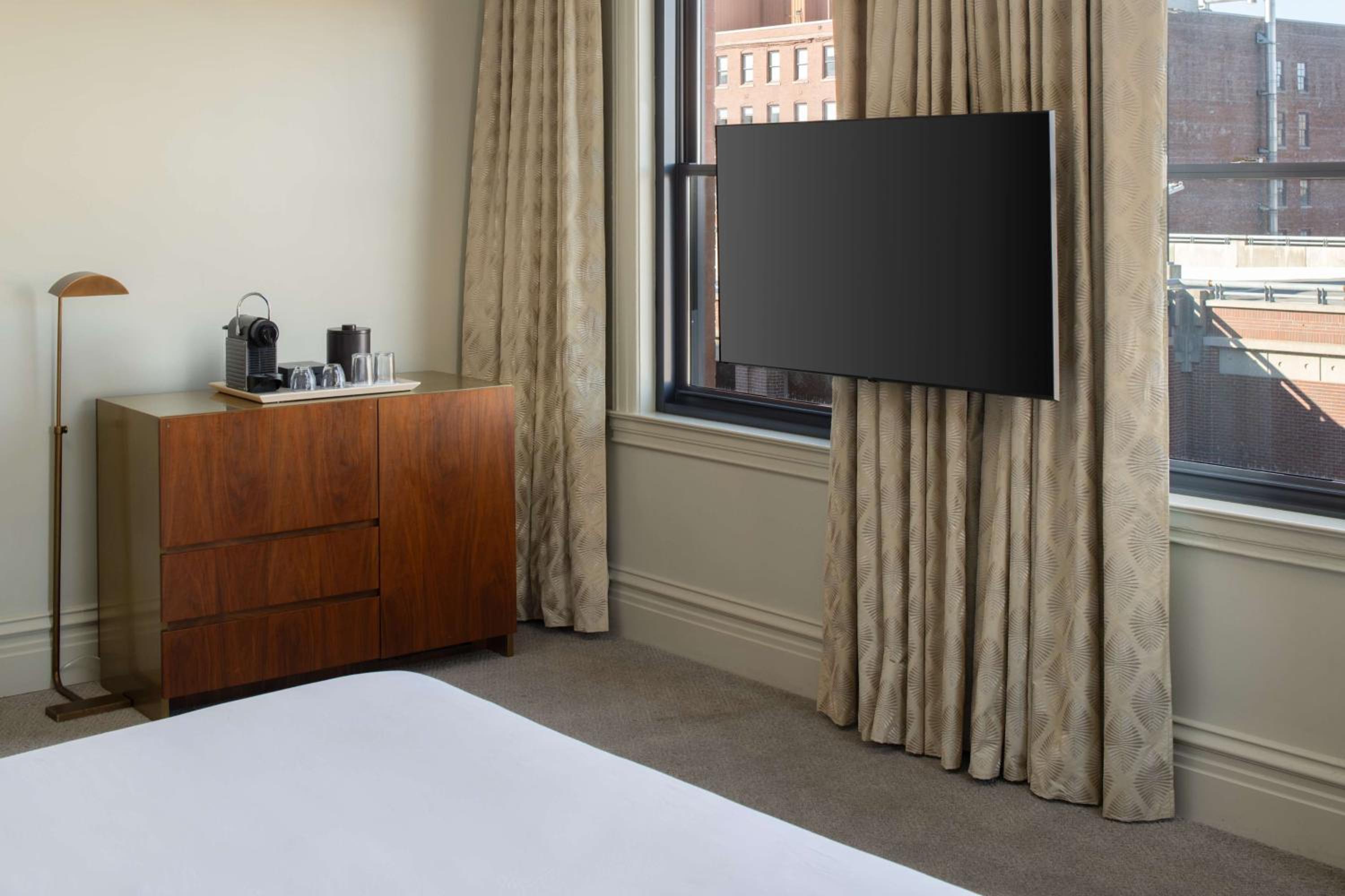 Corner King Room - City View