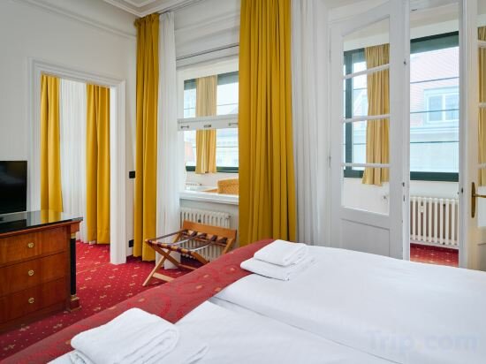 Family Room (3-4 Adults)